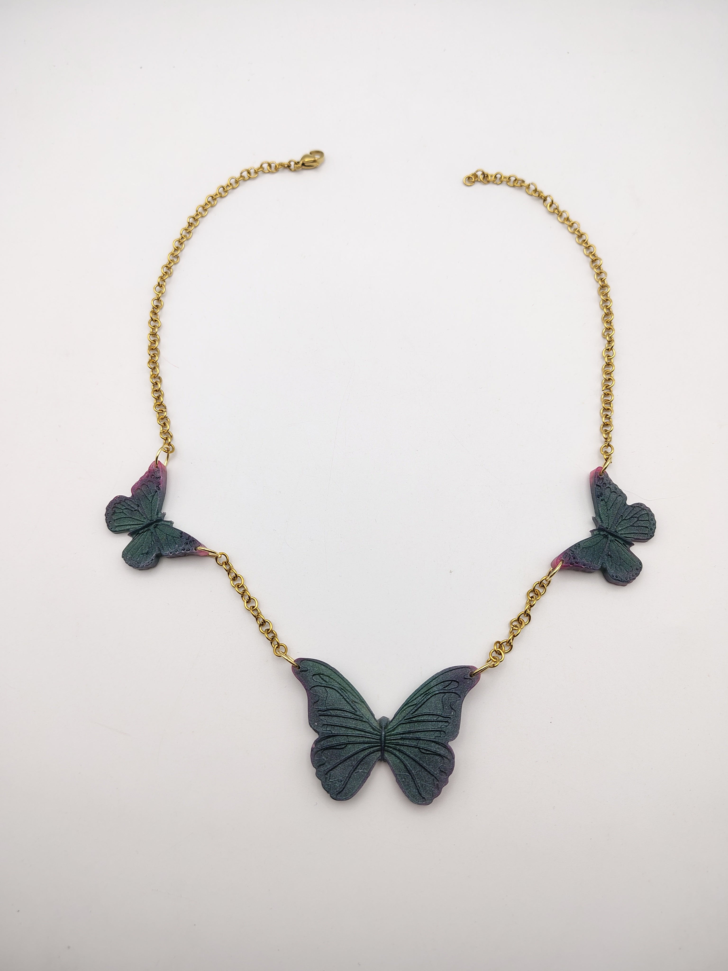Collier Papillon en résine époxy fait main – Bijou féerique artisanal