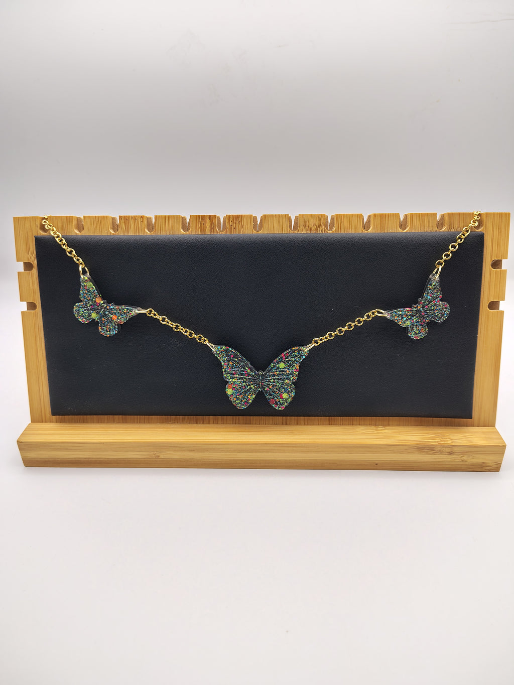 Collier Papillon en résine époxy fait main – Bijou féerique artisanal