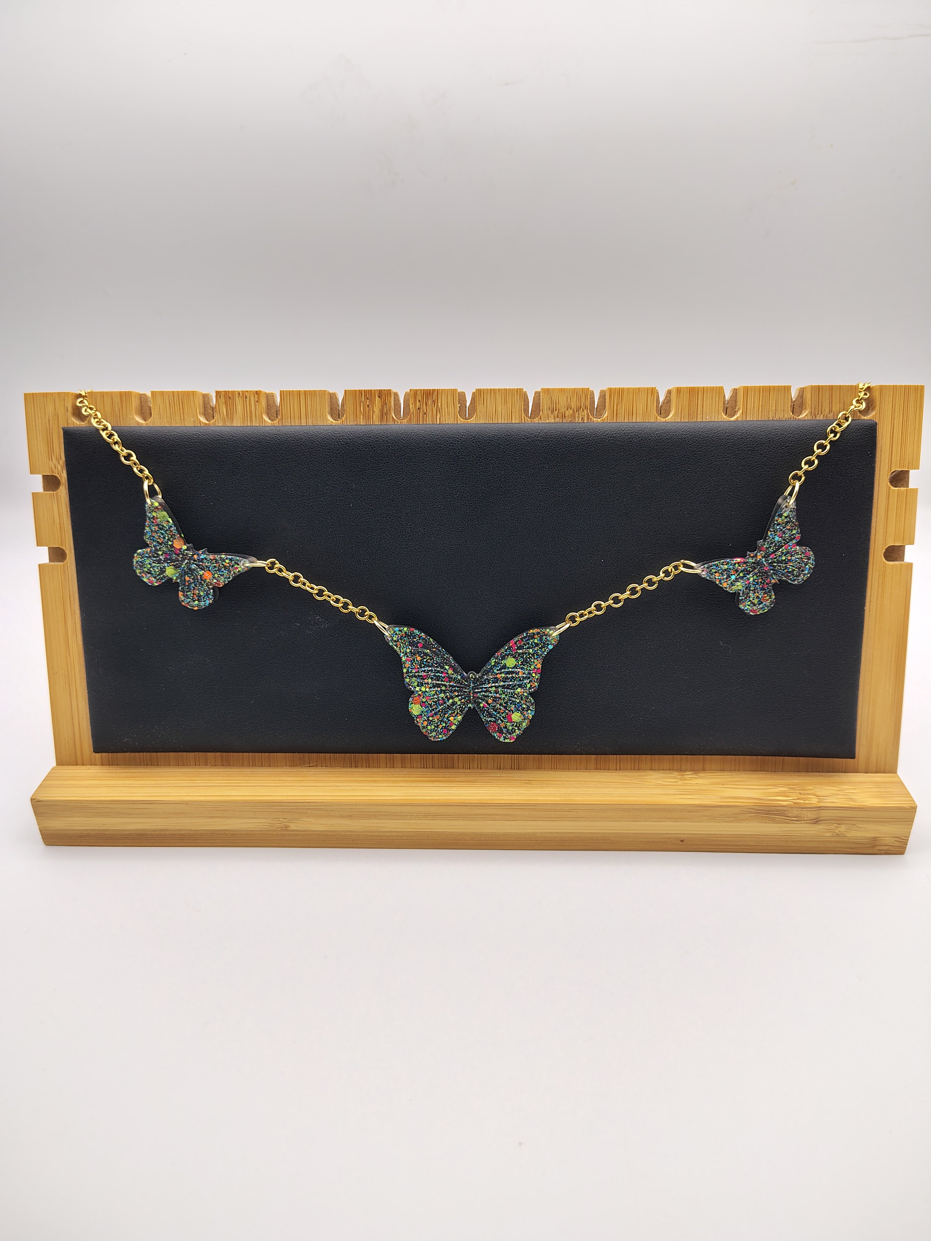 Collier Papillon en résine époxy fait main – Bijou féerique artisanal