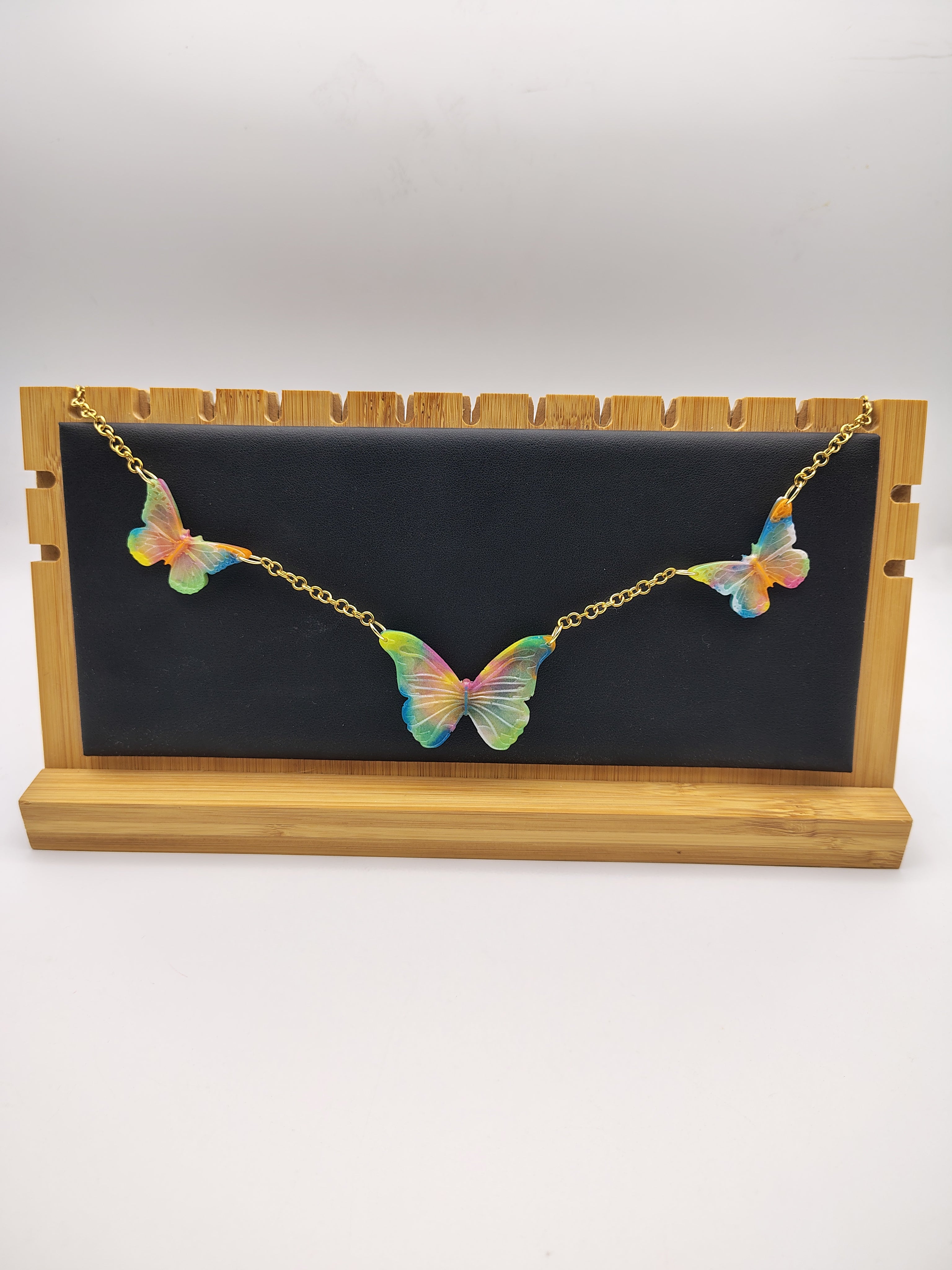 Collier Papillon en résine époxy fait main – Bijou féerique artisanal