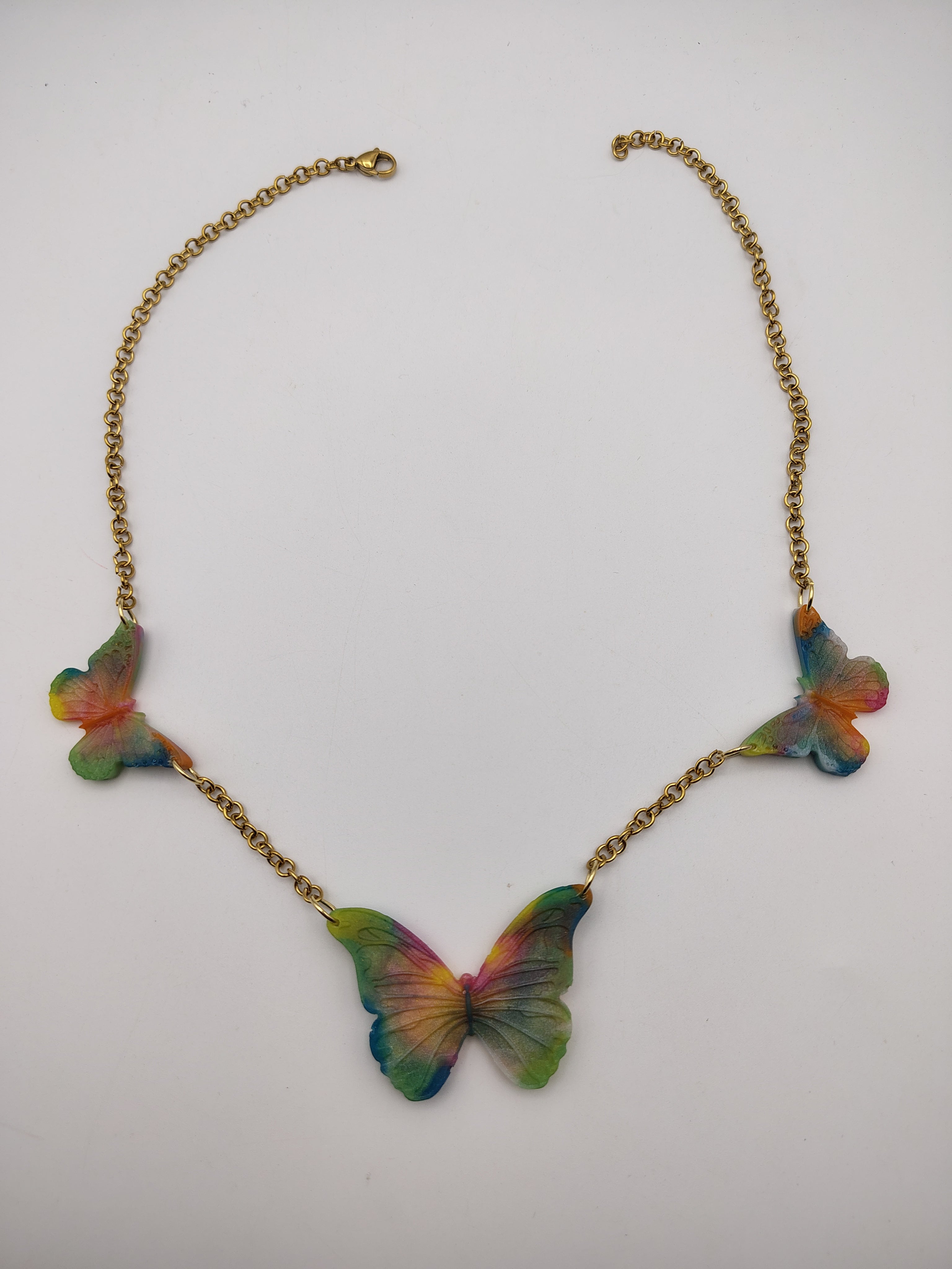 Collier Papillon en résine époxy fait main – Bijou féerique artisanal