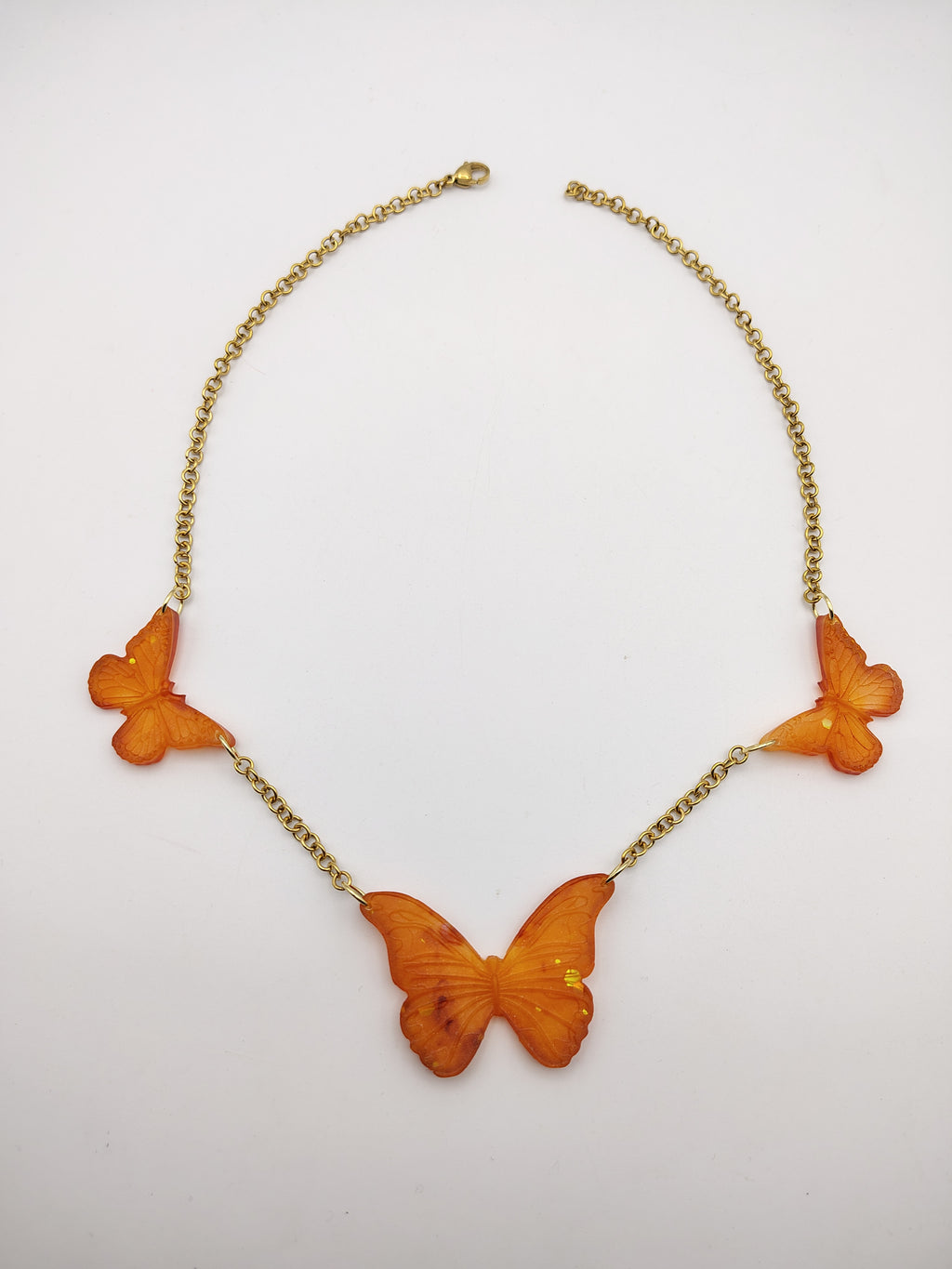 Collier Papillon en résine époxy fait main – Bijou féerique artisanal
