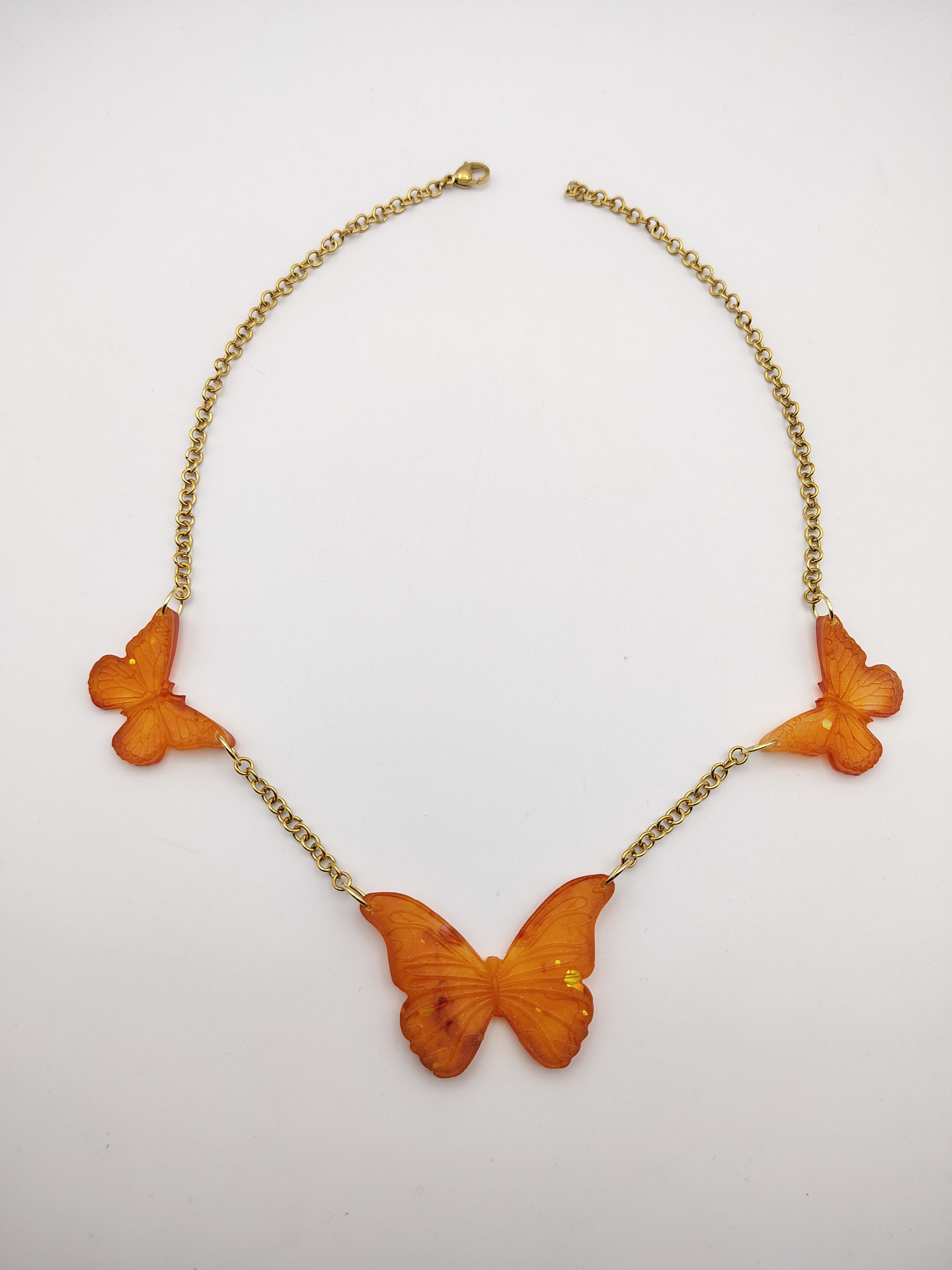 Collier Papillon en résine époxy fait main – Bijou féerique artisanal
