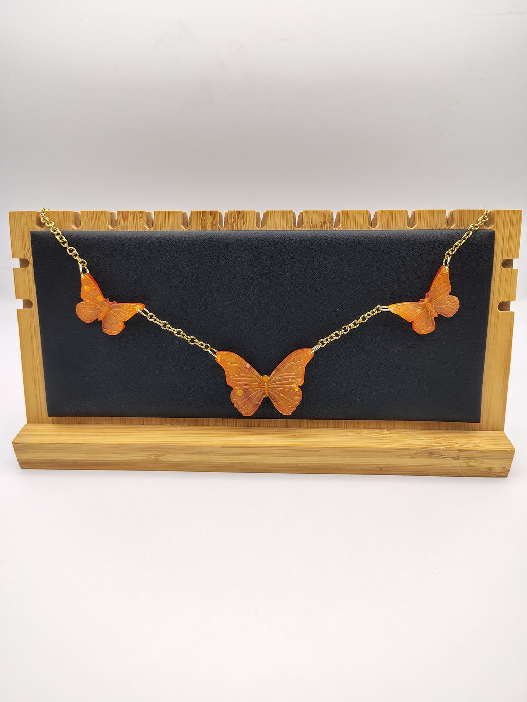 Collier Papillon en résine époxy fait main – Bijou féerique artisanal