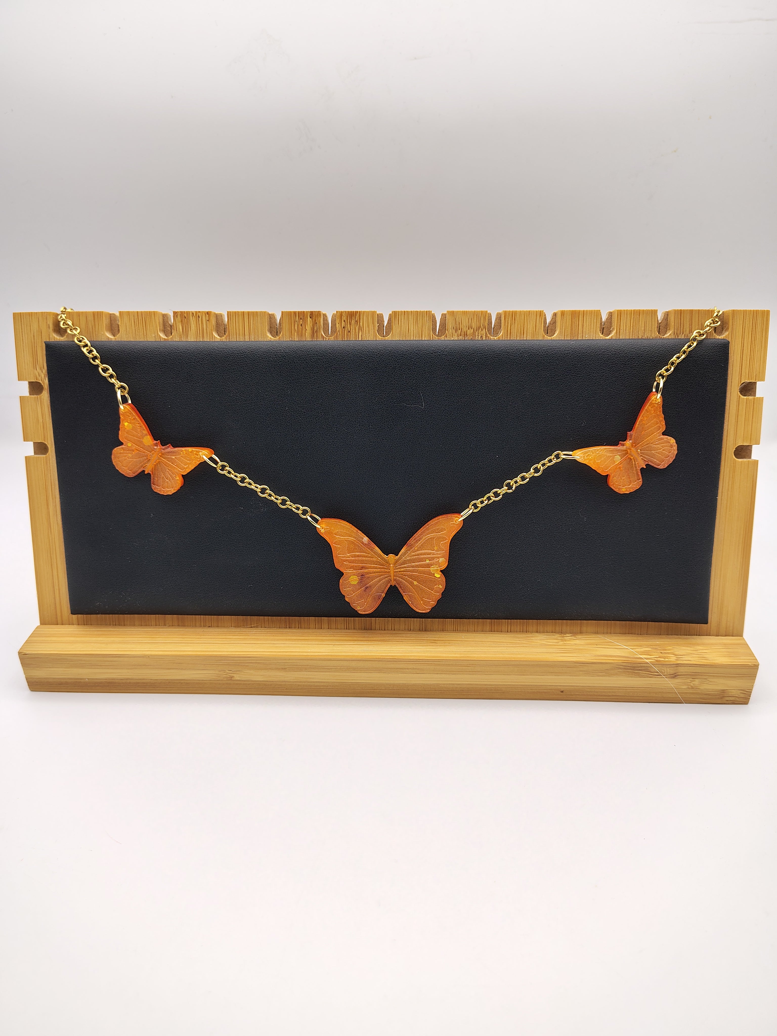 Collier Papillon en résine époxy fait main – Bijou féerique artisanal