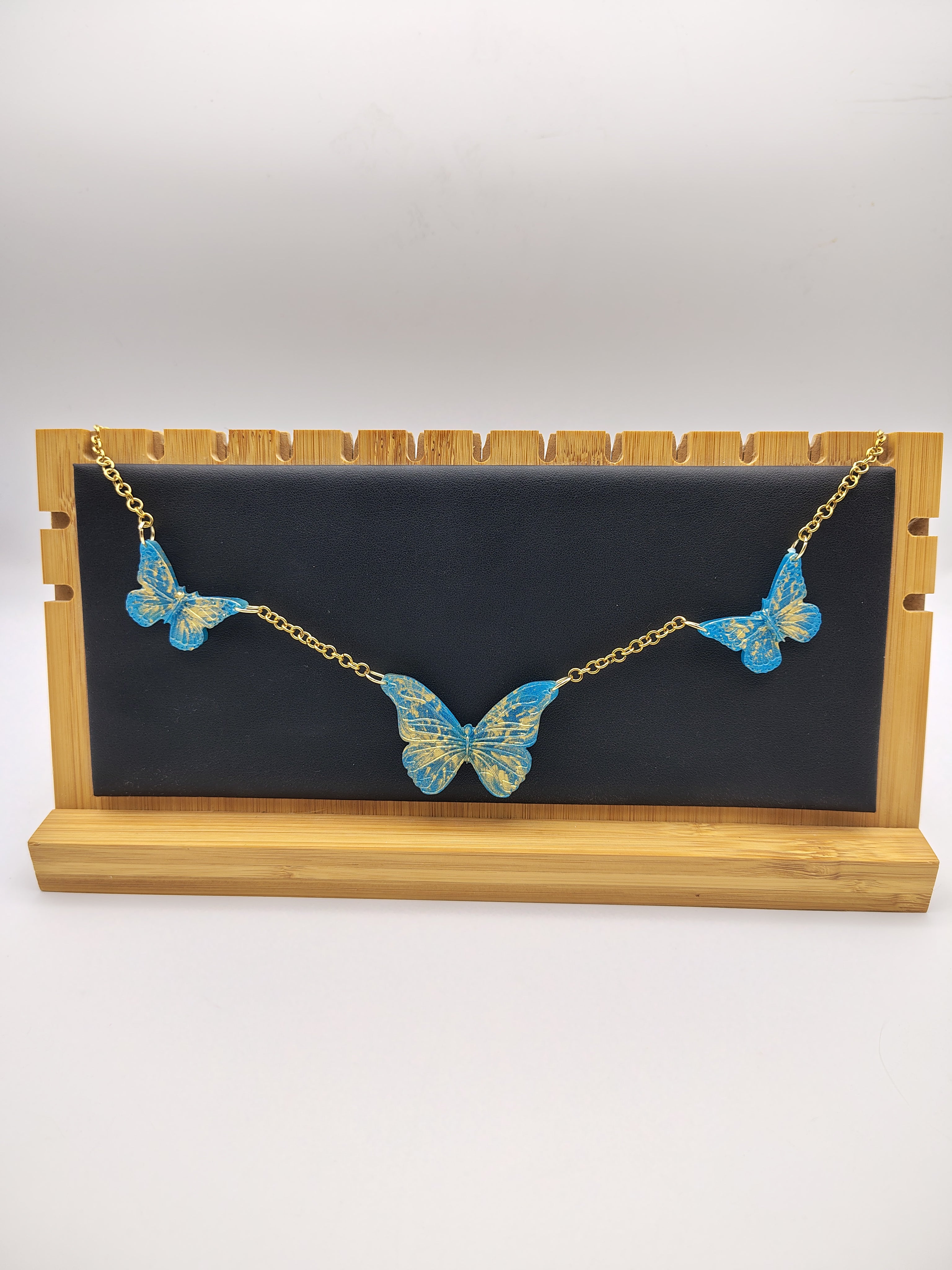 Collier Papillon en résine époxy fait main – Bijou féerique artisanal