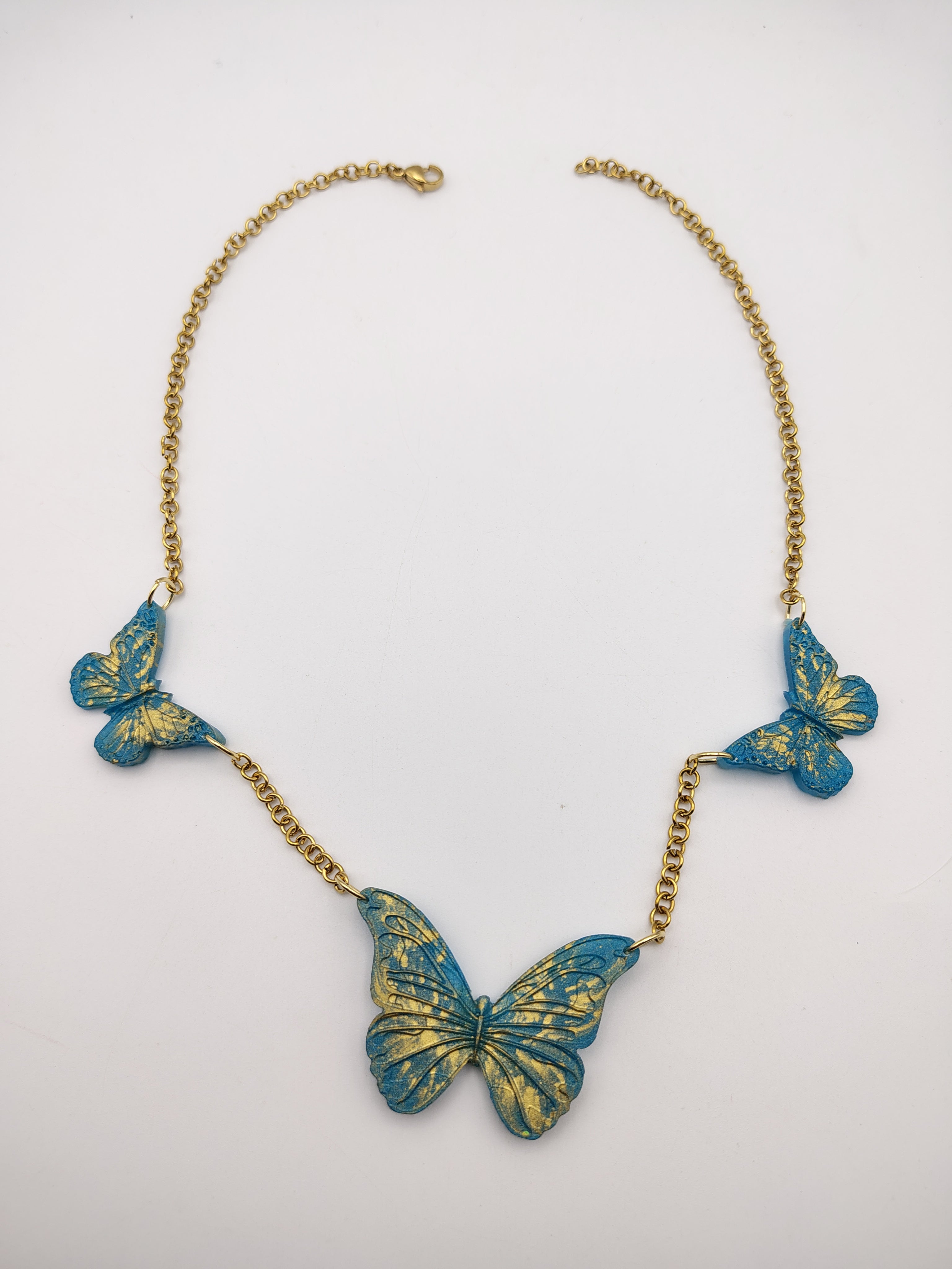 Collier Papillon en résine époxy fait main – Bijou féerique artisanal