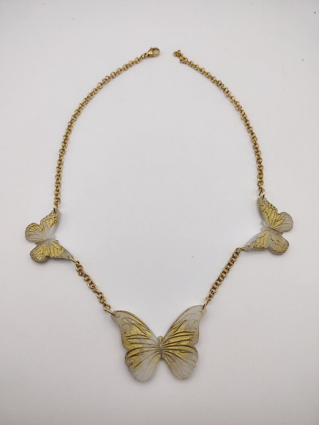 Collier Papillon en résine époxy fait main – Bijou féerique artisanal