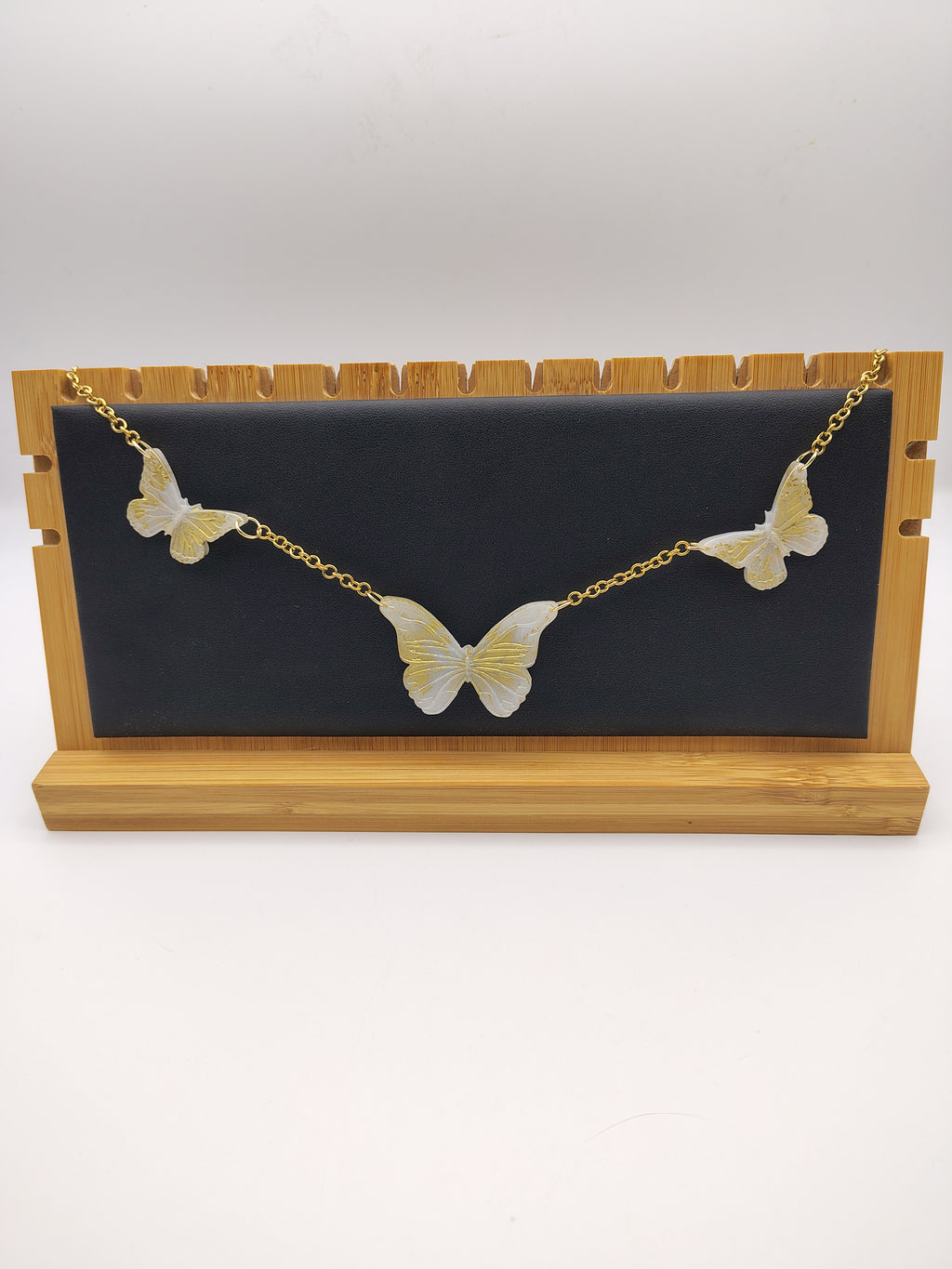 Collier Papillon en résine époxy fait main – Bijou féerique artisanal