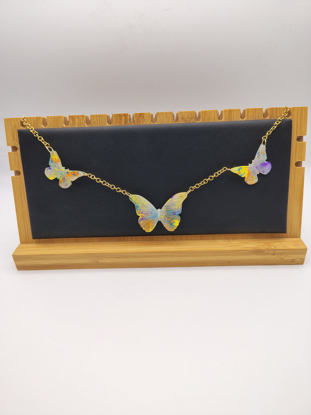 Collier Papillon en résine époxy fait main – Bijou féerique artisanal