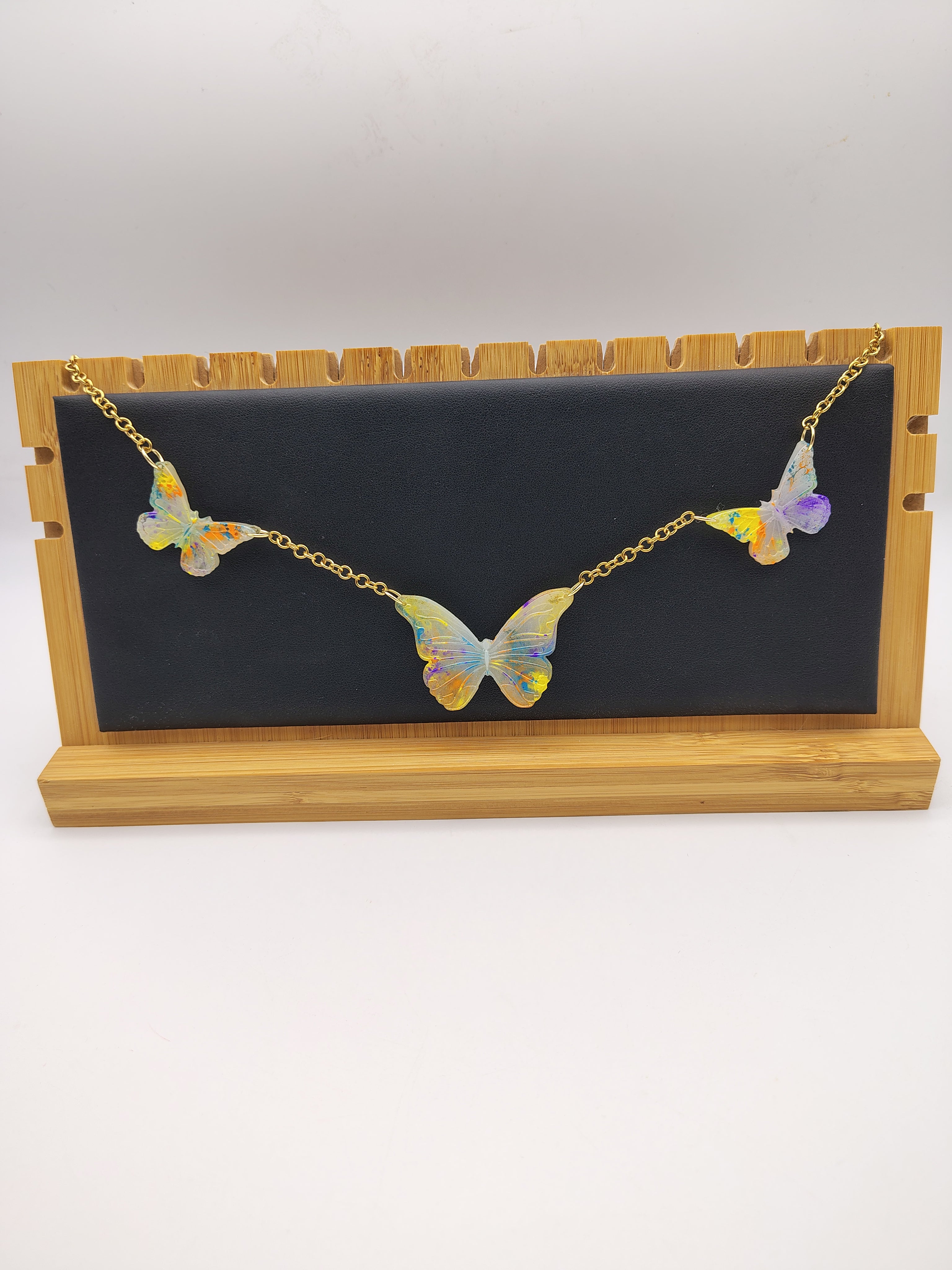 Collier Papillon en résine époxy fait main – Bijou féerique artisanal