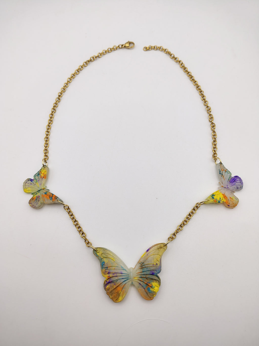 Collier Papillon en résine époxy fait main – Bijou féerique artisanal