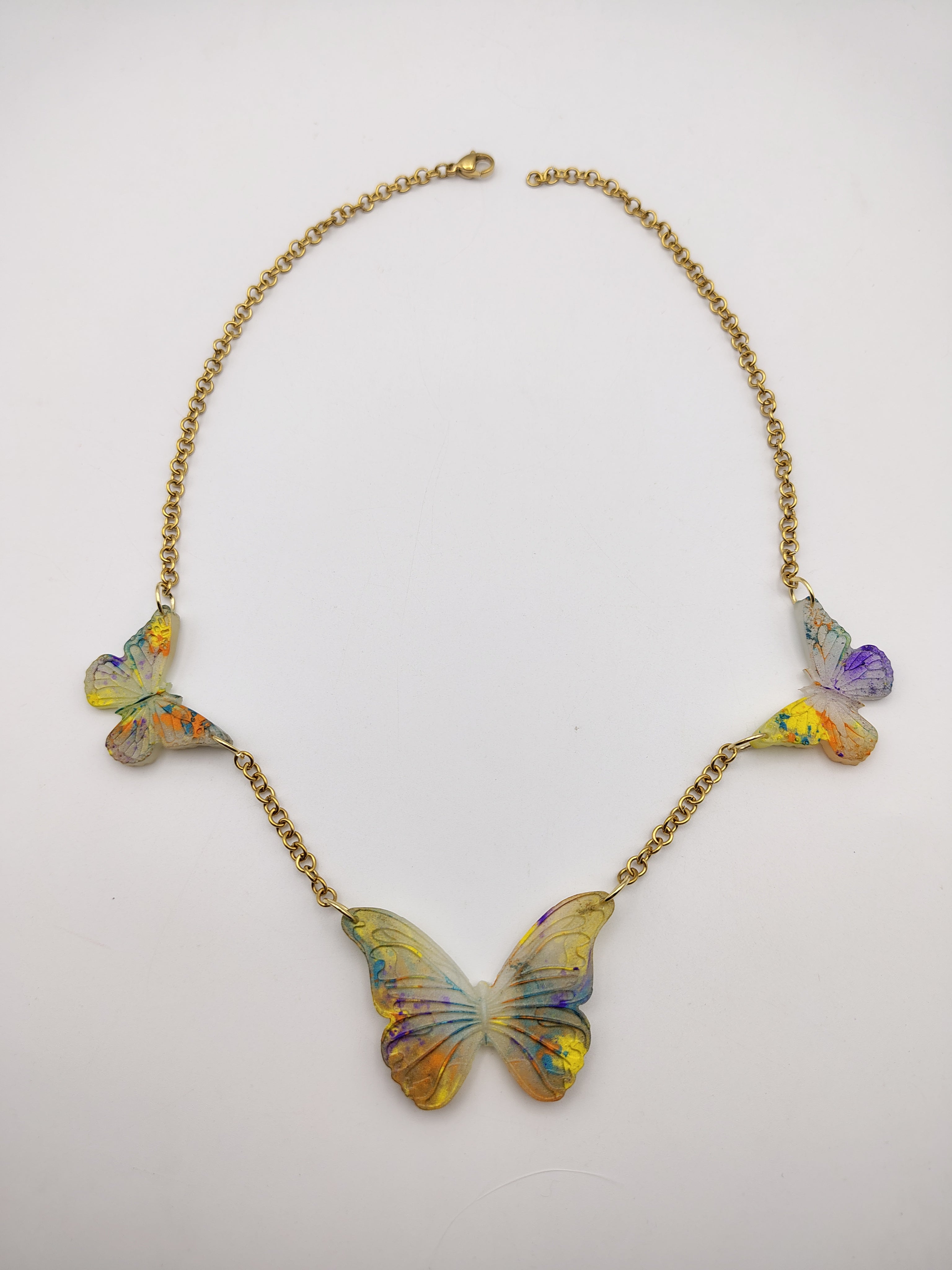 Collier Papillon en résine époxy fait main – Bijou féerique artisanal