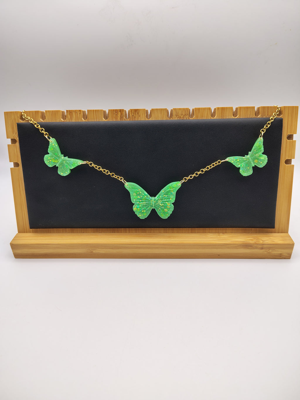 Collier Papillon en résine époxy fait main – Bijou féerique artisanal