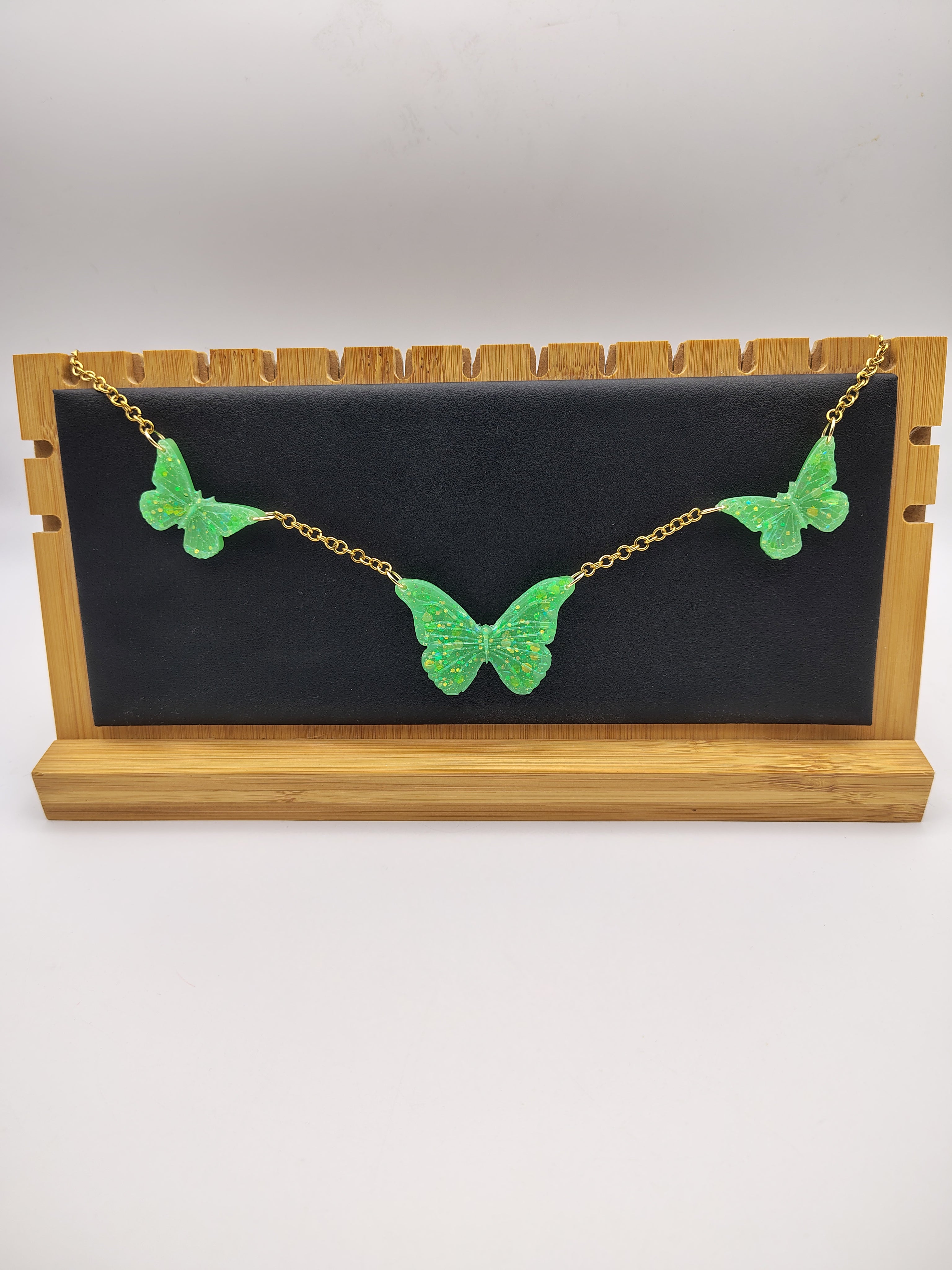 Collier Papillon en résine époxy fait main – Bijou féerique artisanal