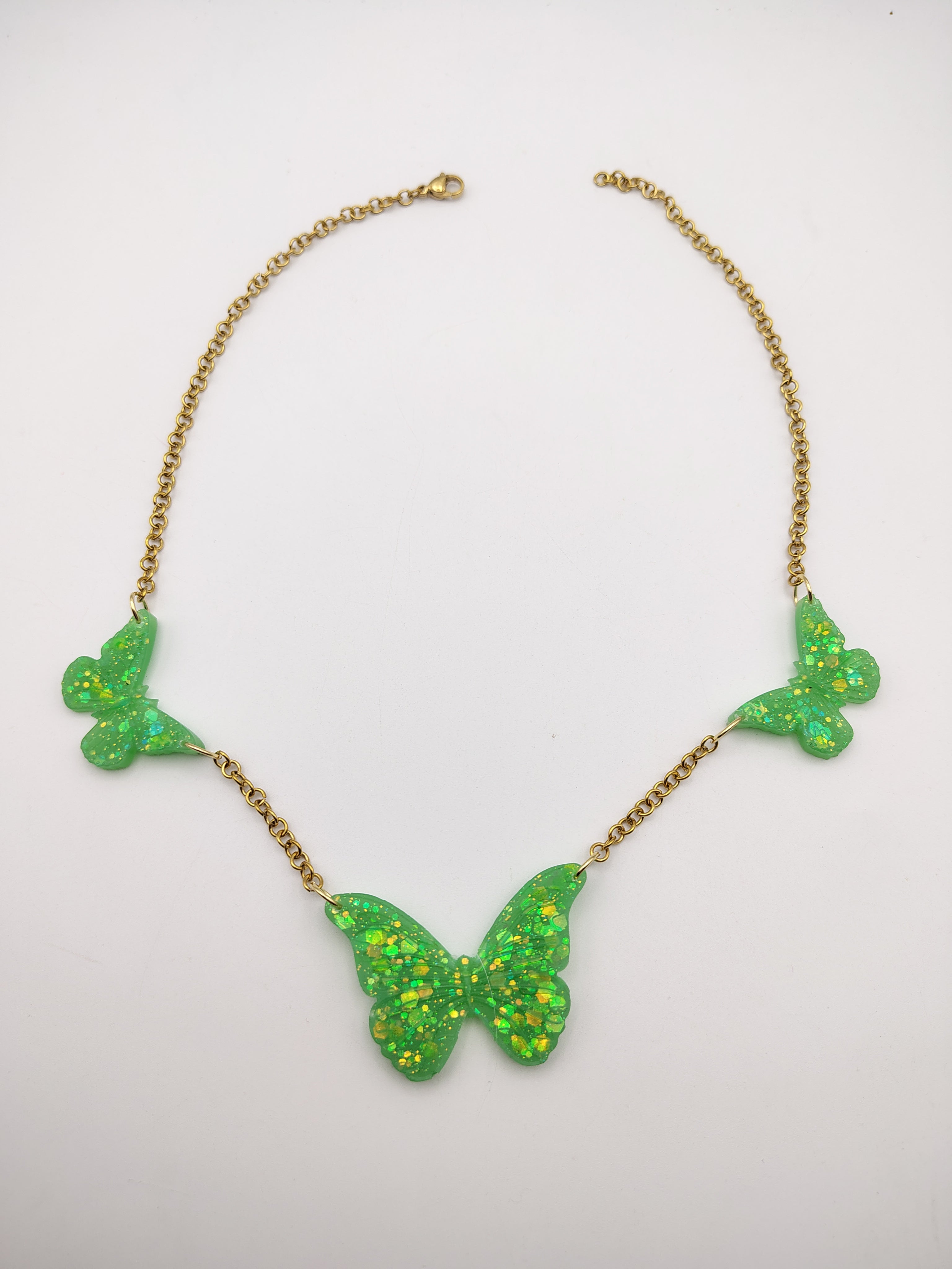 Collier Papillon en résine époxy fait main – Bijou féerique artisanal