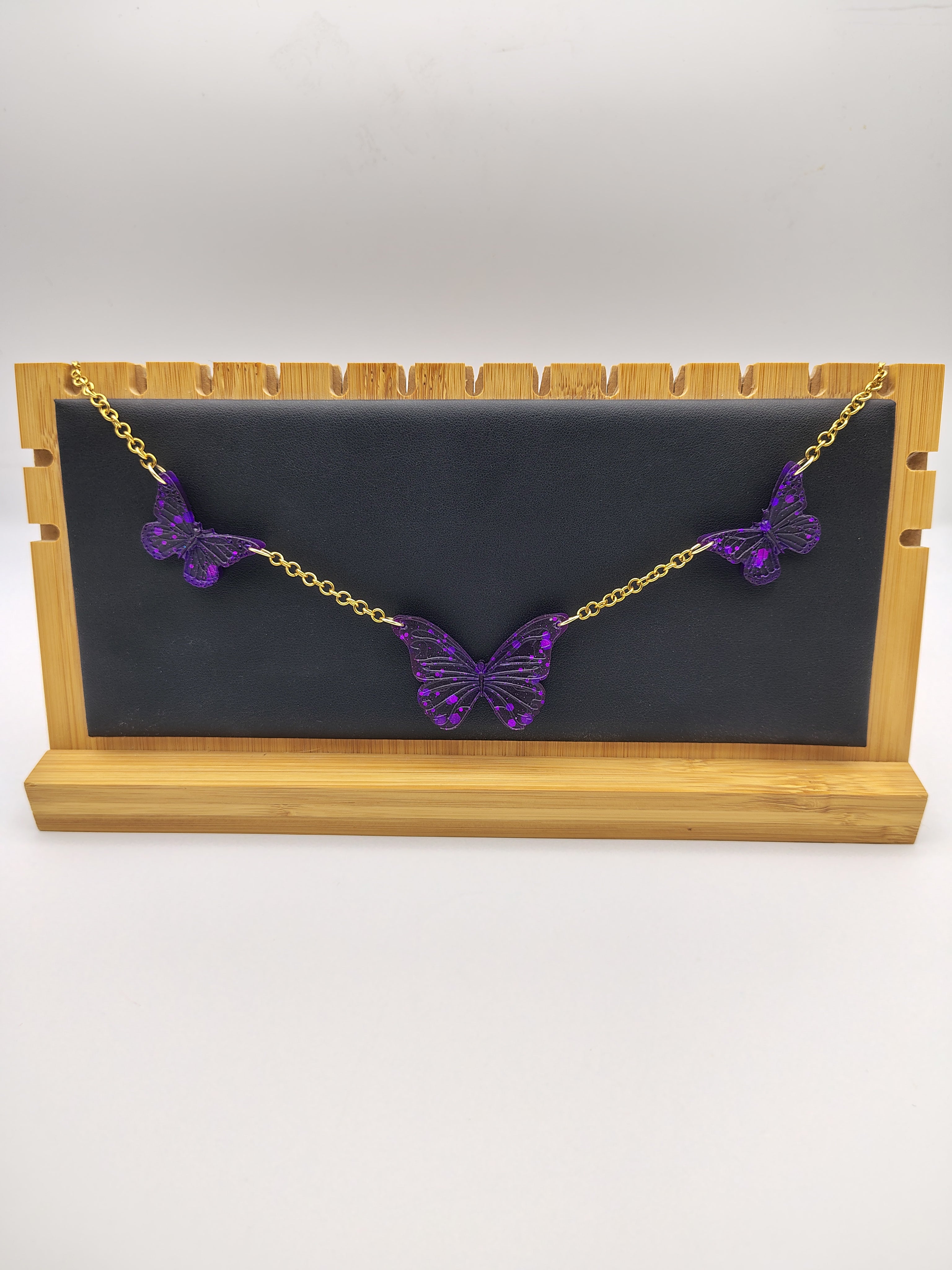 Collier Papillon en résine époxy fait main – Bijou féerique artisanal