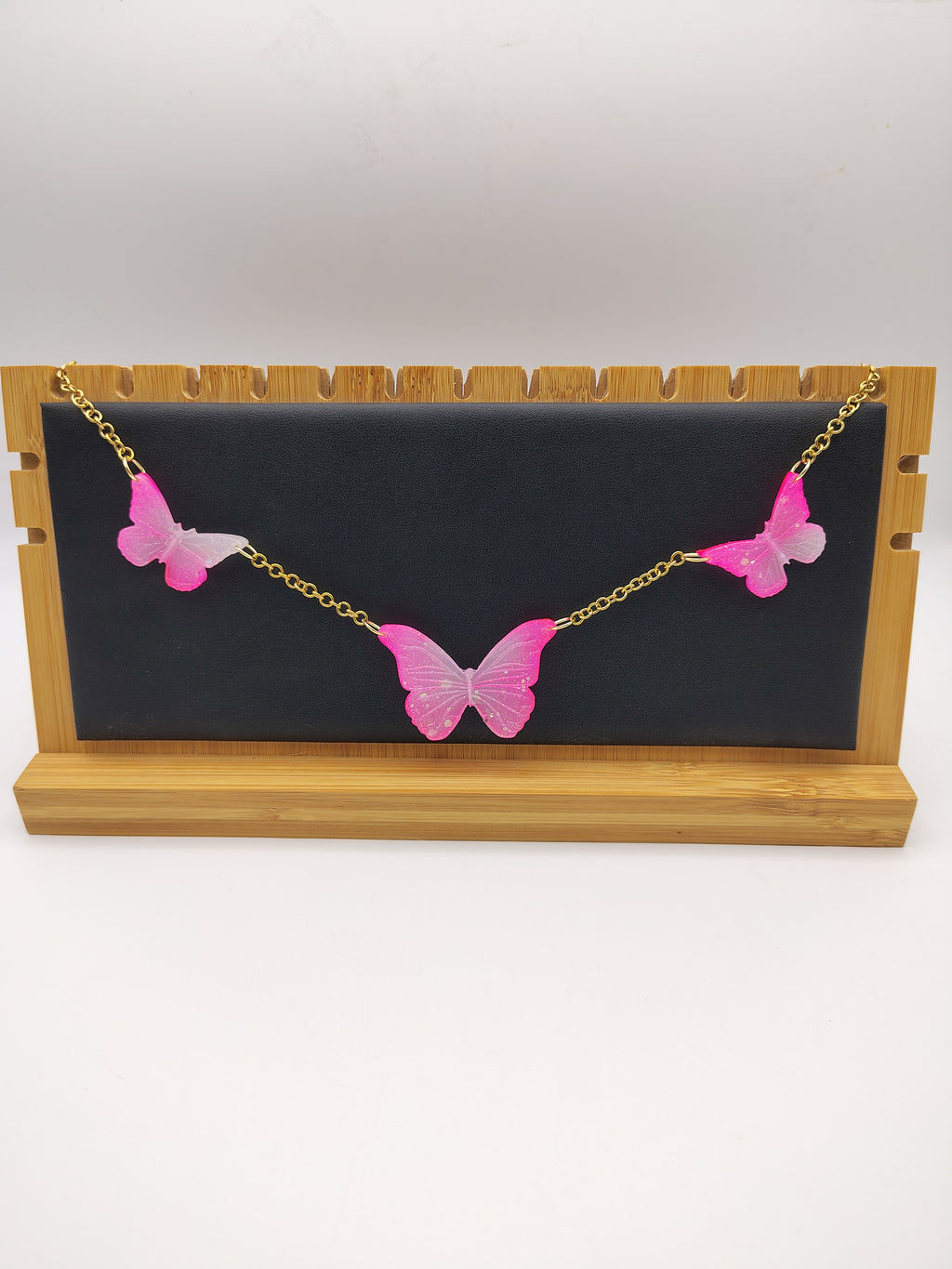 Collier Papillon en résine époxy fait main – Bijou féerique artisanal