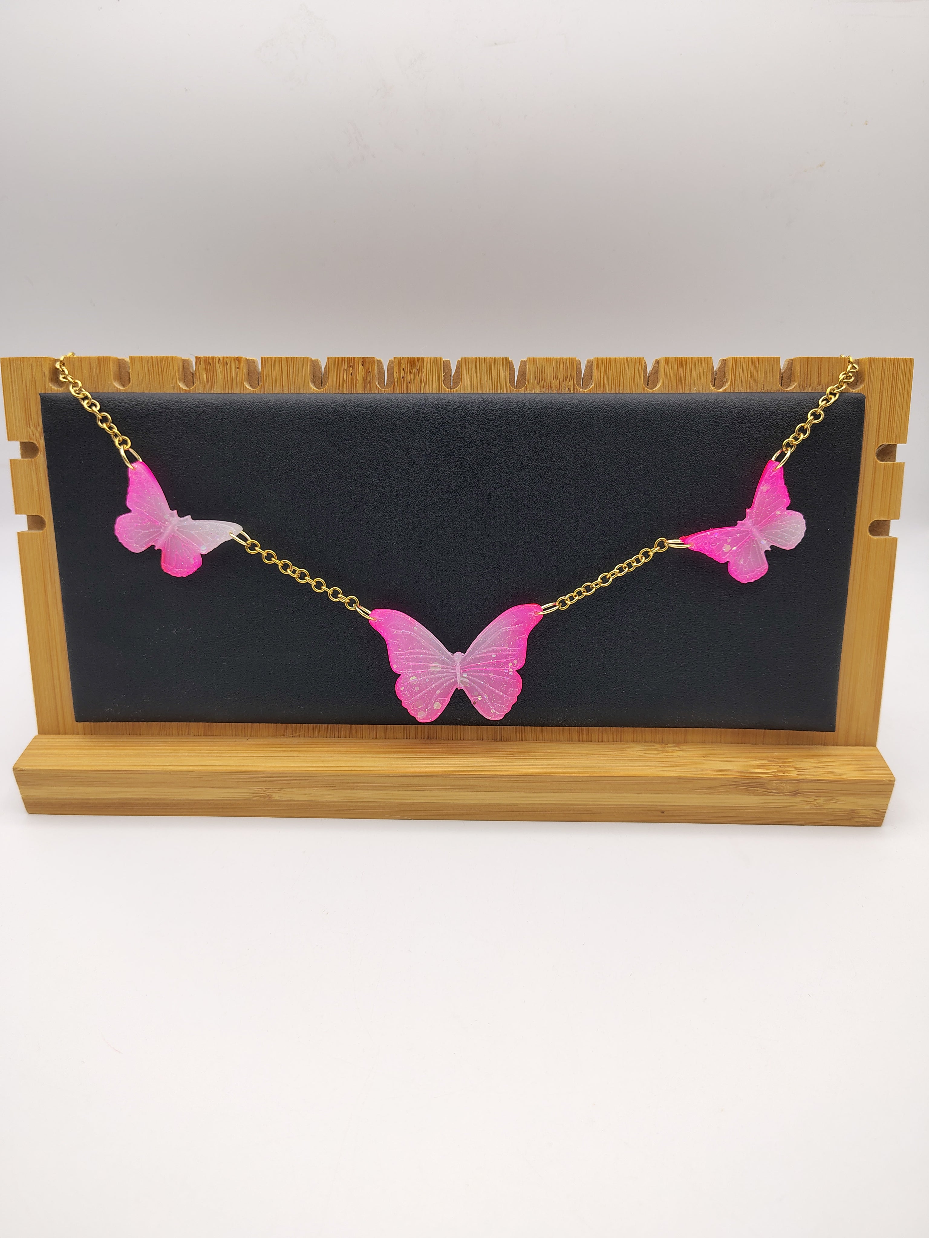 Collier Papillon en résine époxy fait main – Bijou féerique artisanal