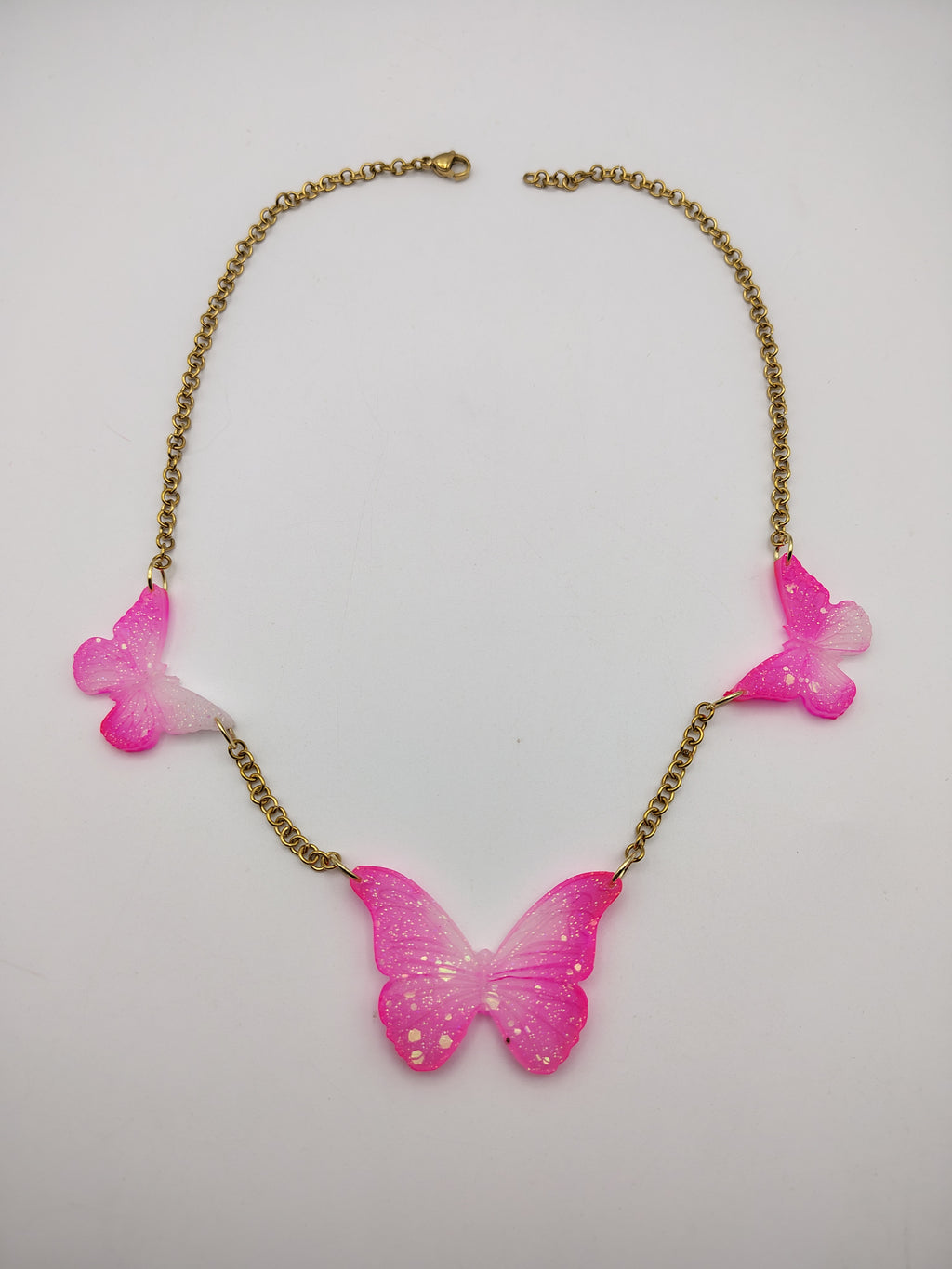 Collier Papillon en résine époxy fait main – Bijou féerique artisanal