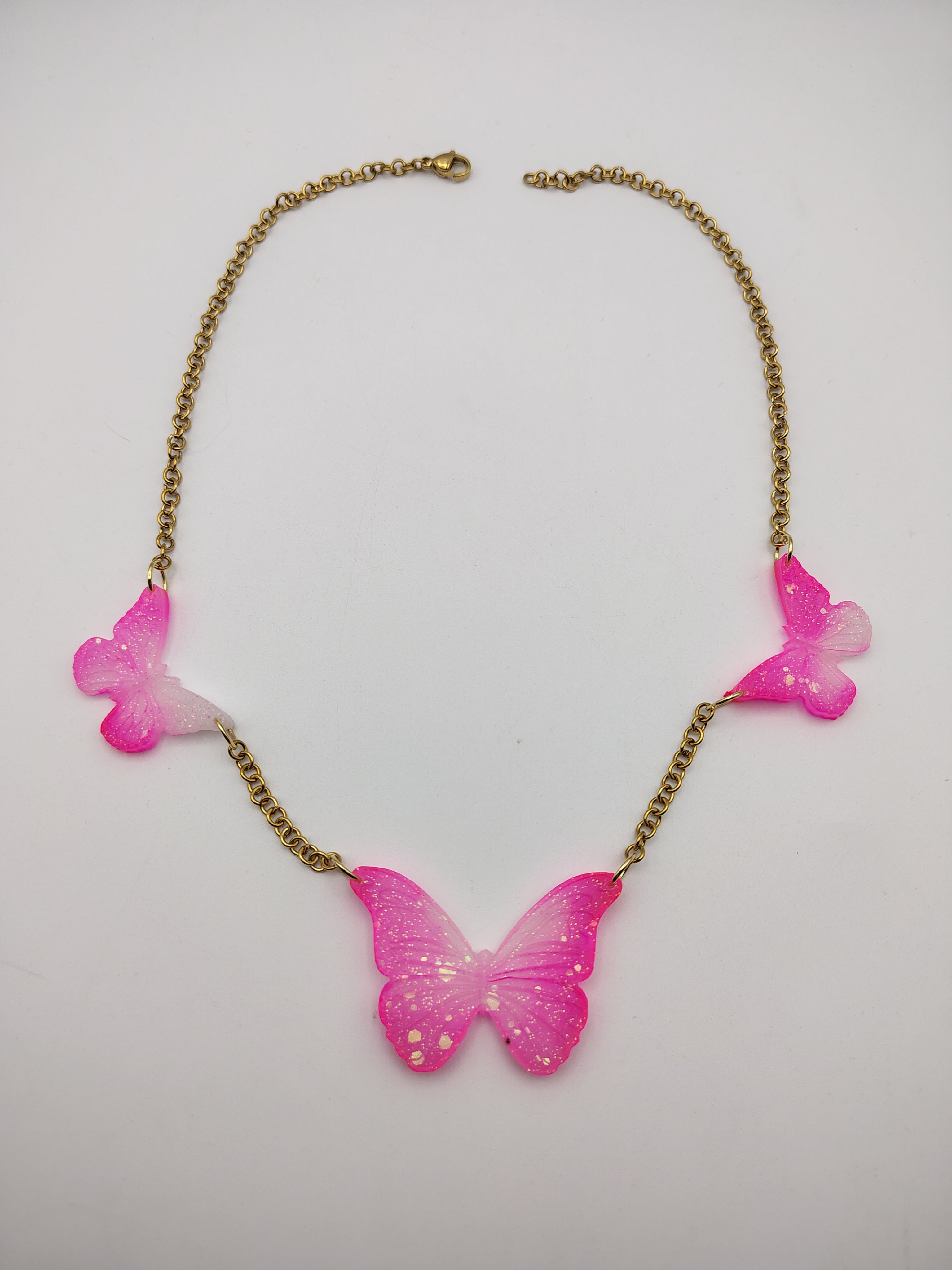 Collier Papillon en résine époxy fait main – Bijou féerique artisanal
