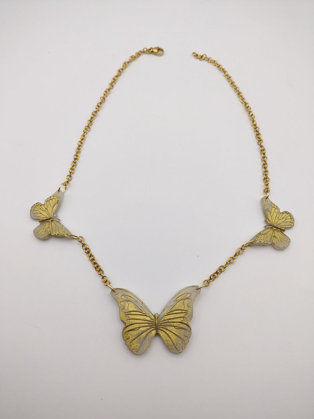 Collier Papillon en résine époxy fait main – Bijou féerique artisanal