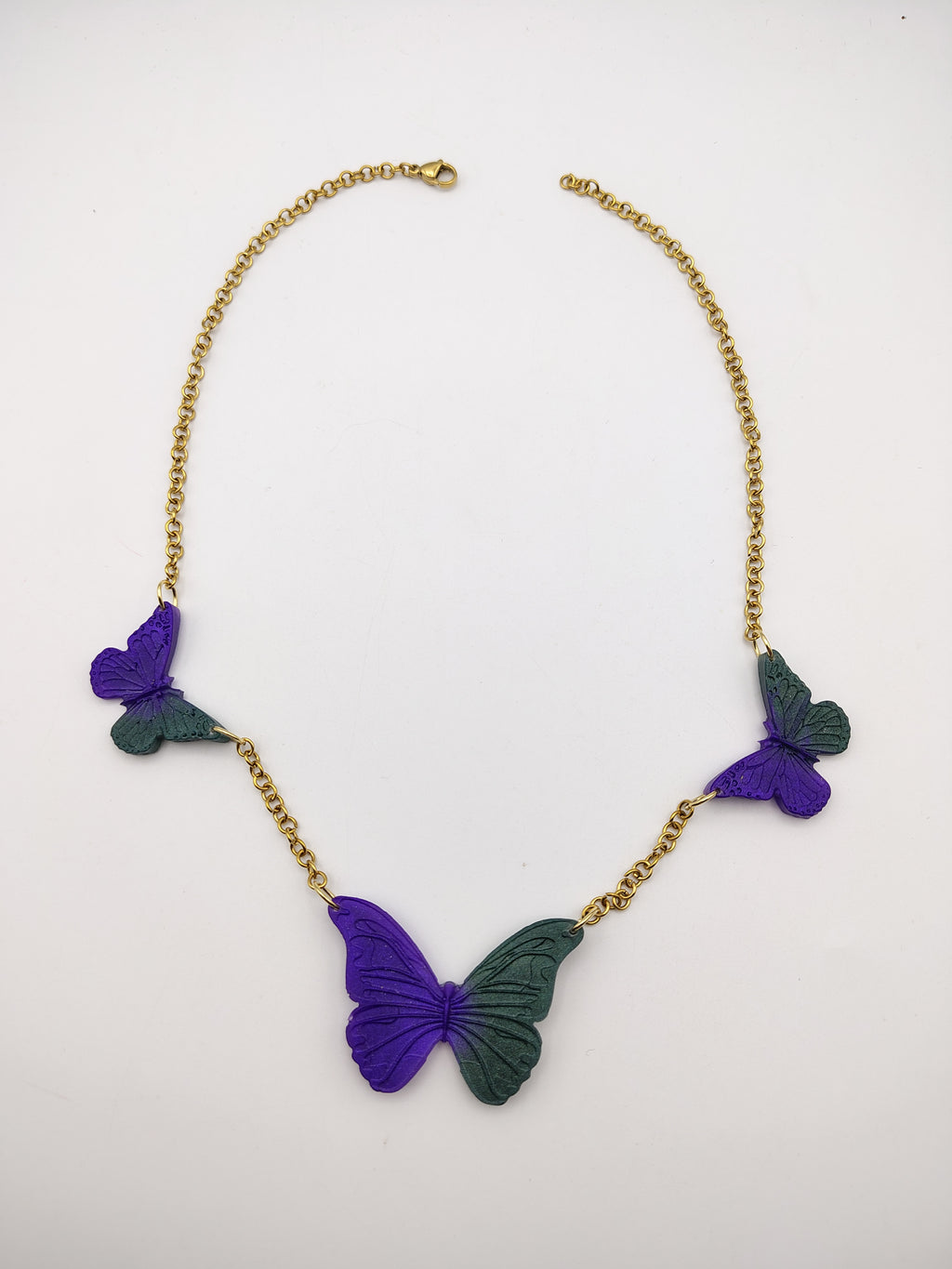 Collier Papillon en résine époxy fait main – Bijou féerique artisanal