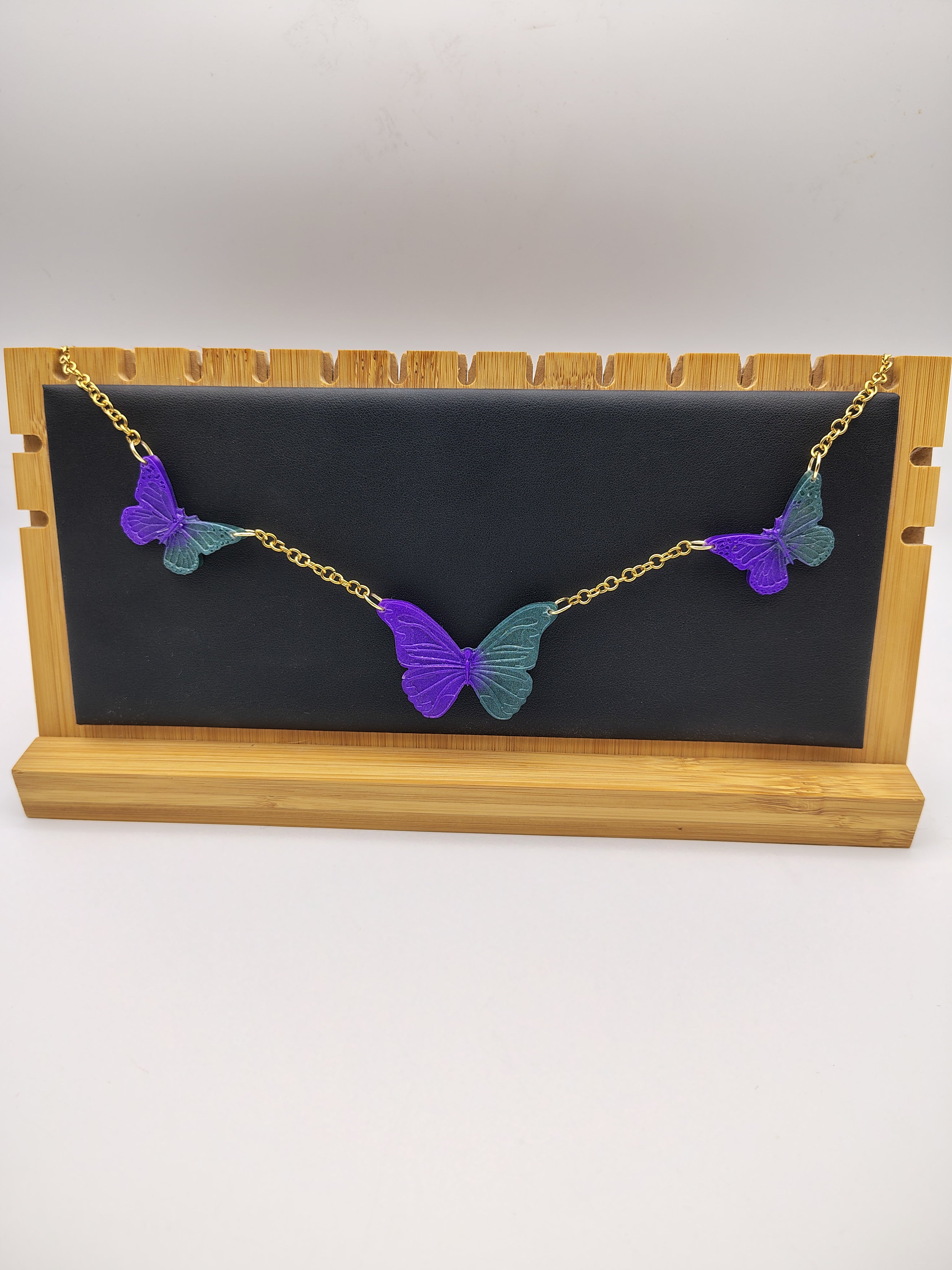 Collier Papillon en résine époxy fait main – Bijou féerique artisanal
