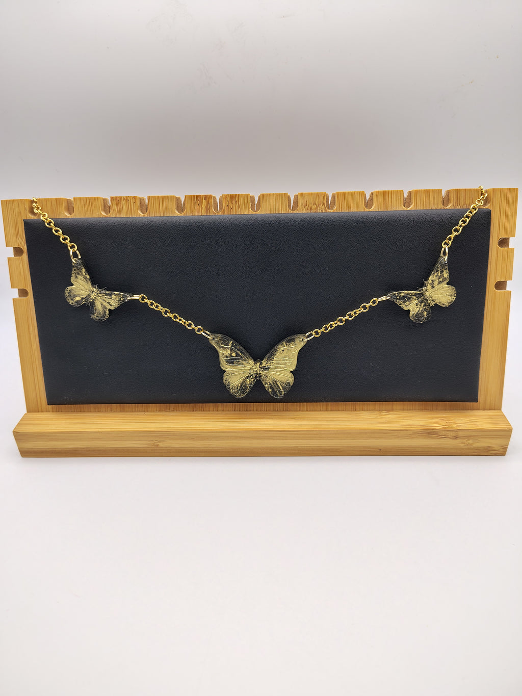 Collier Papillon en résine époxy fait main – Bijou féerique artisanal