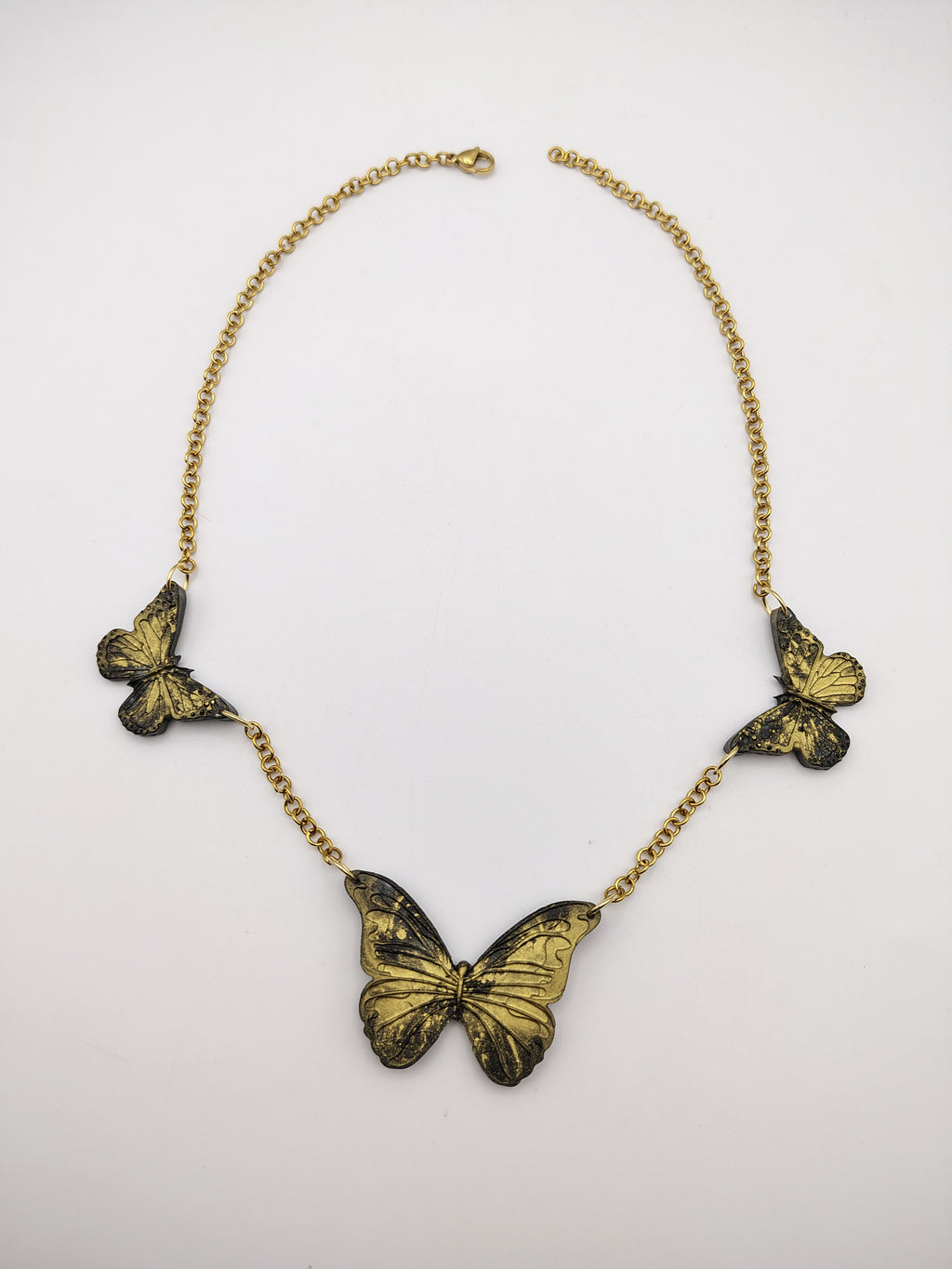 Collier Papillon en résine époxy fait main – Bijou féerique artisanal