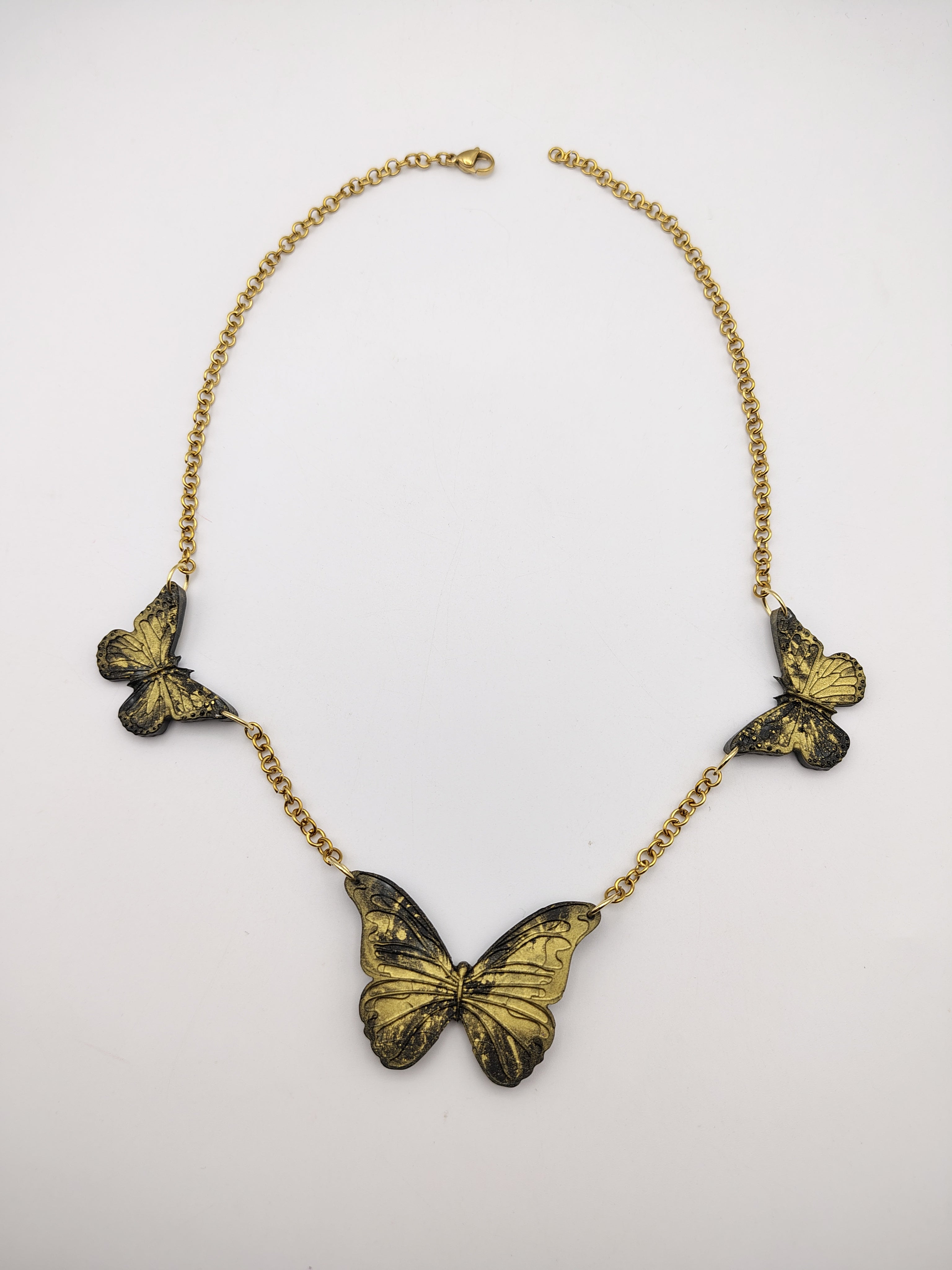 Collier Papillon en résine époxy fait main – Bijou féerique artisanal