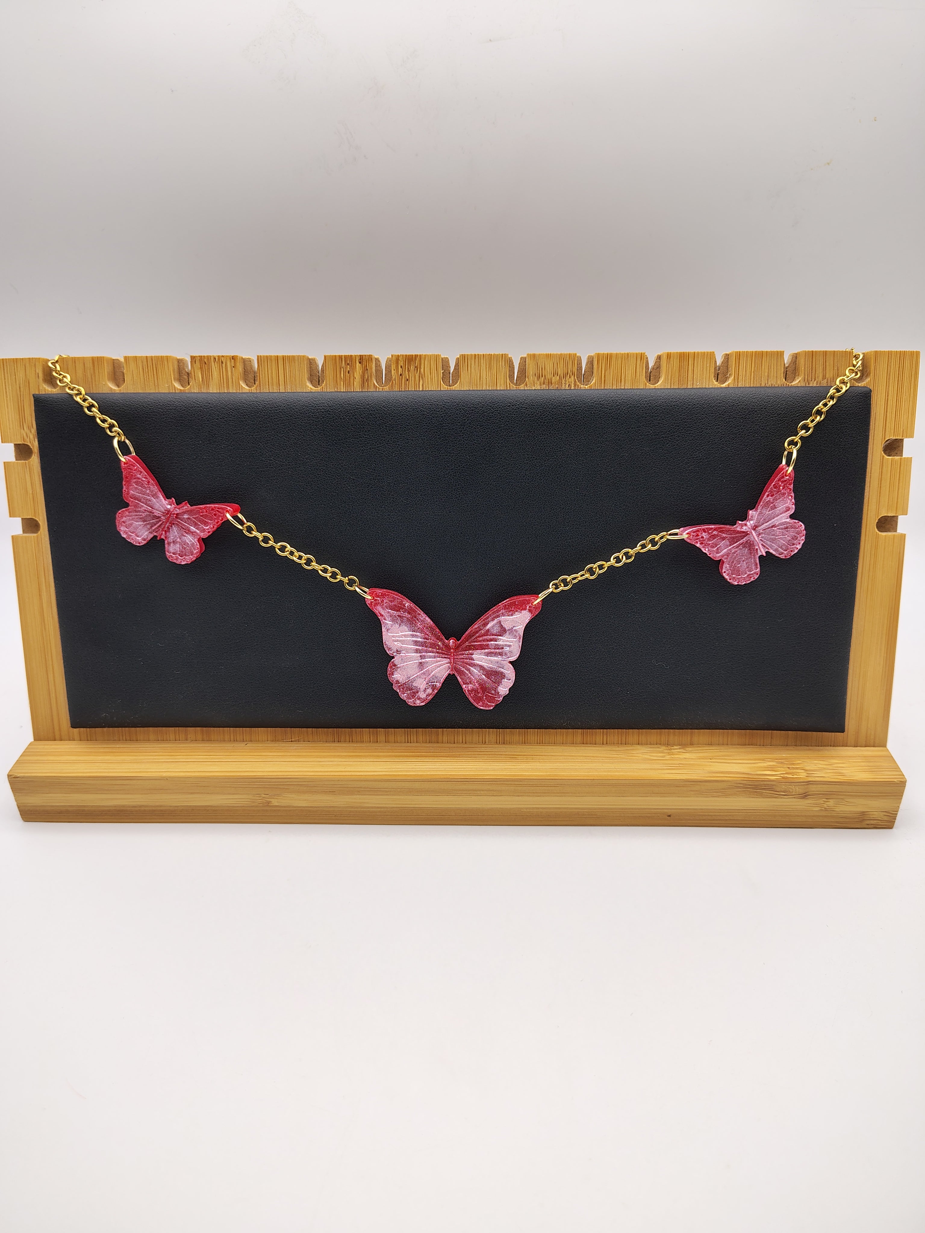 Collier Papillon en résine époxy fait main – Bijou féerique artisanal