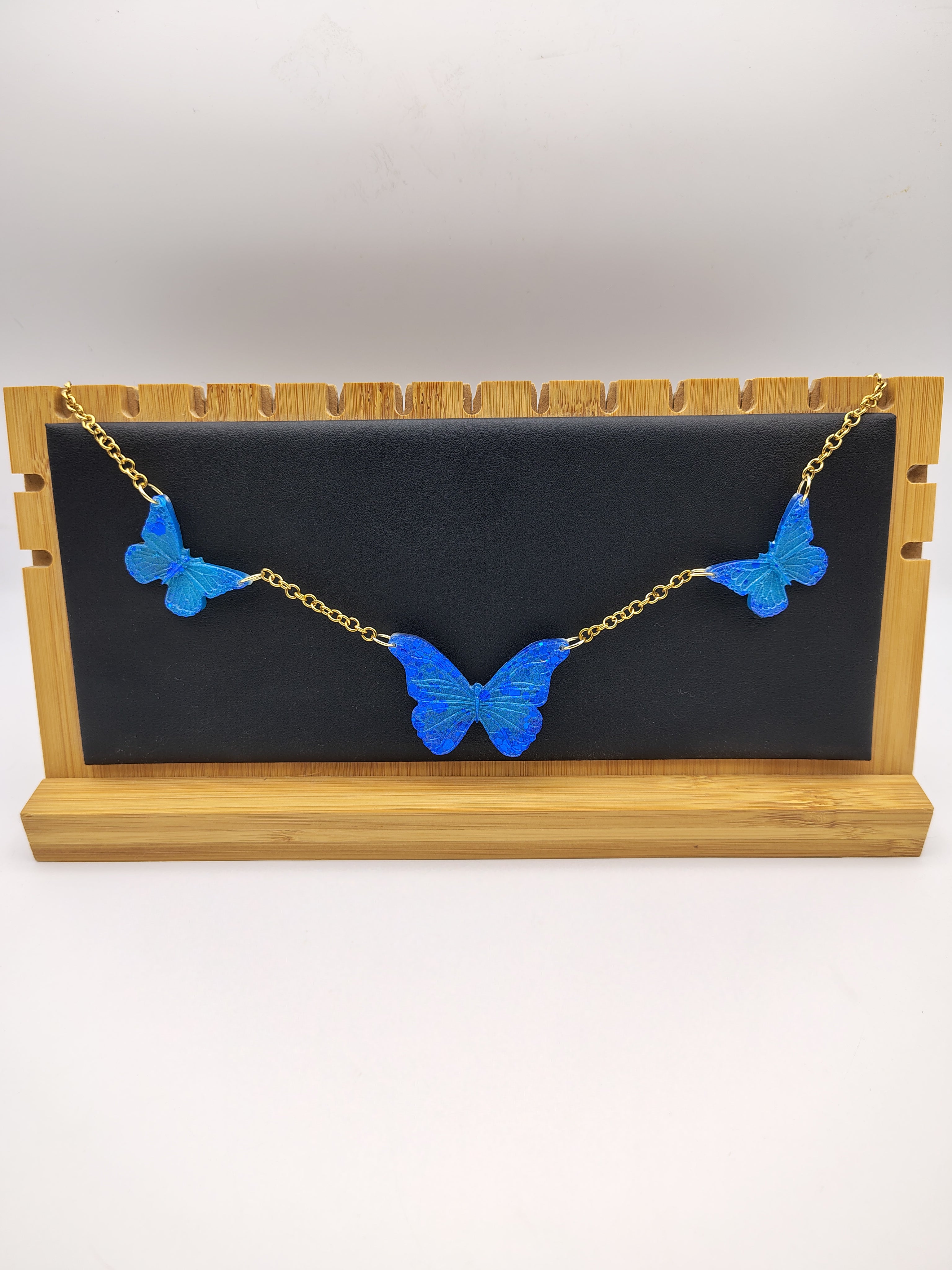 Collier Papillon en résine époxy fait main – Bijou féerique artisanal