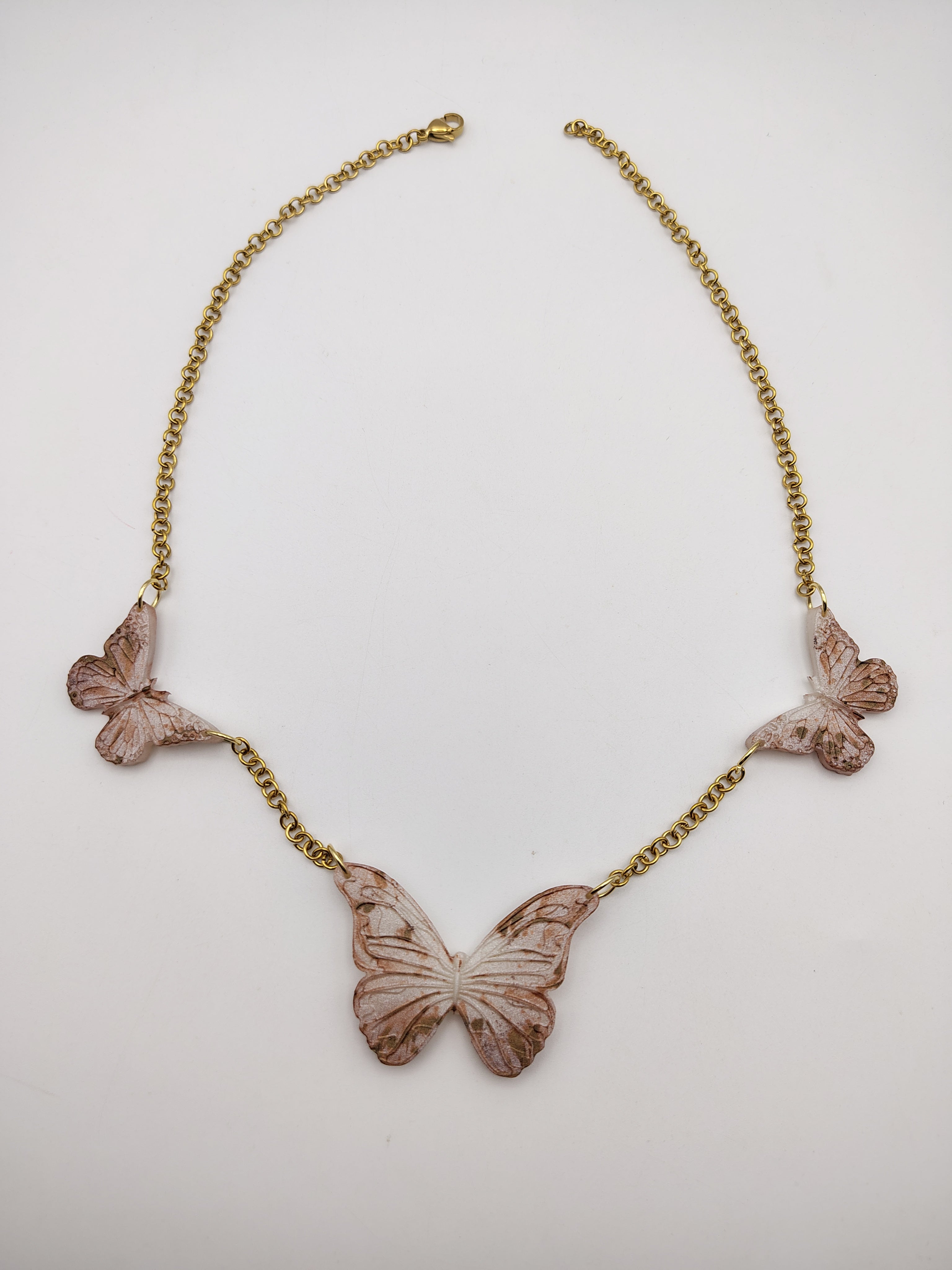 Collier Papillon en résine époxy fait main – Bijou féerique artisanal