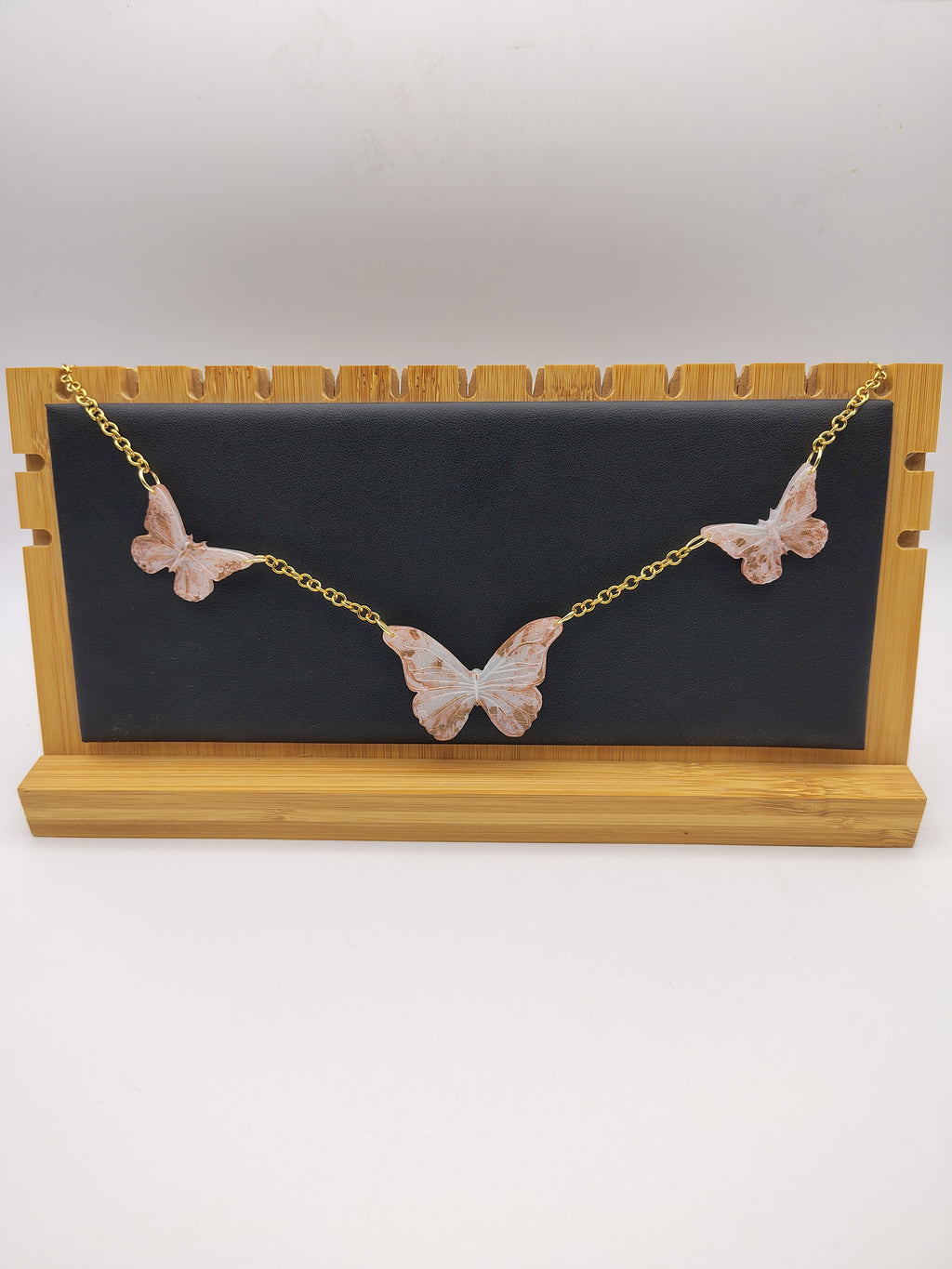 Collier Papillon en résine époxy fait main – Bijou féerique artisanal