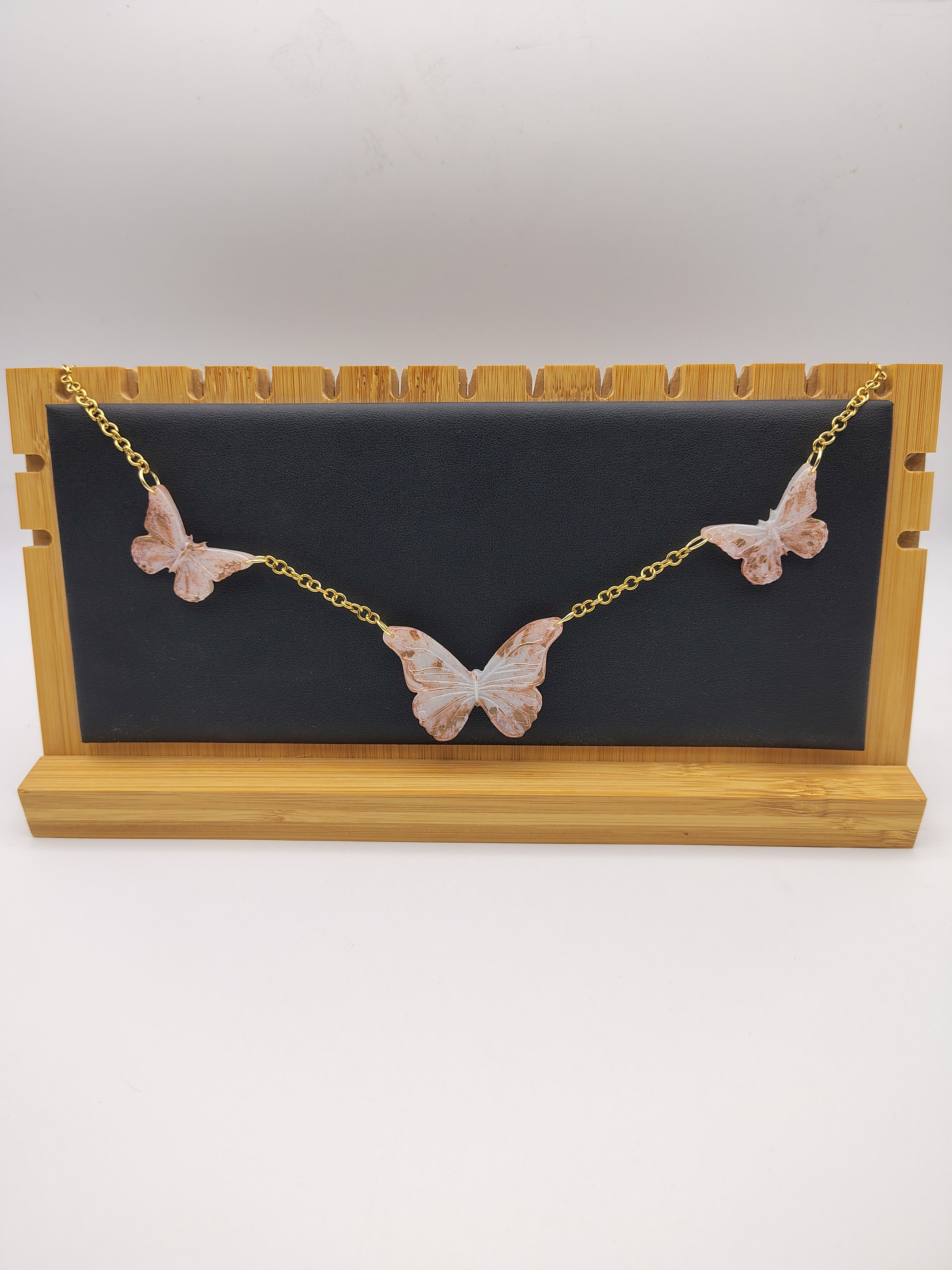 Collier Papillon en résine époxy fait main – Bijou féerique artisanal