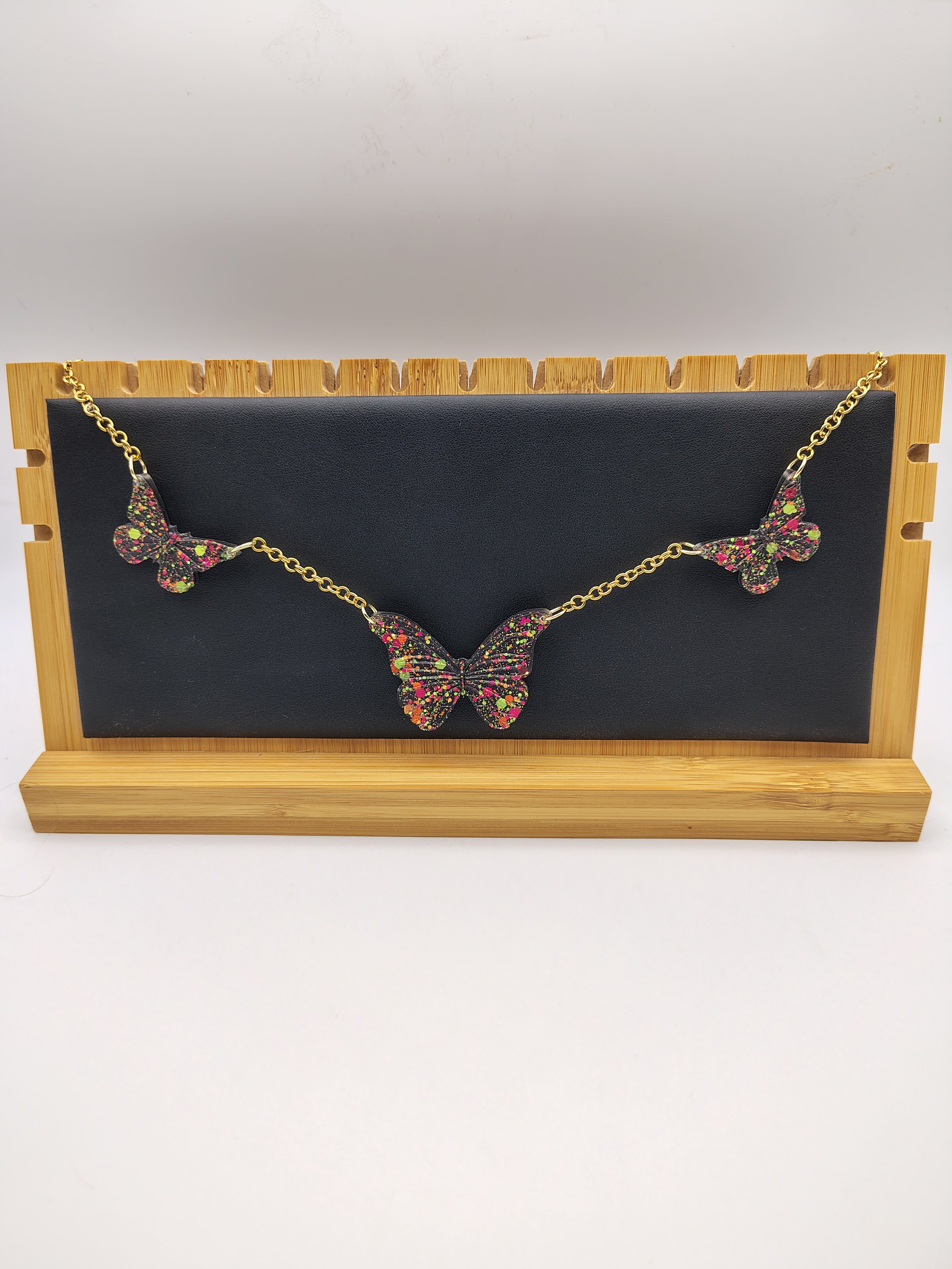 Collier Papillon en résine époxy fait main – Bijou féerique artisanal