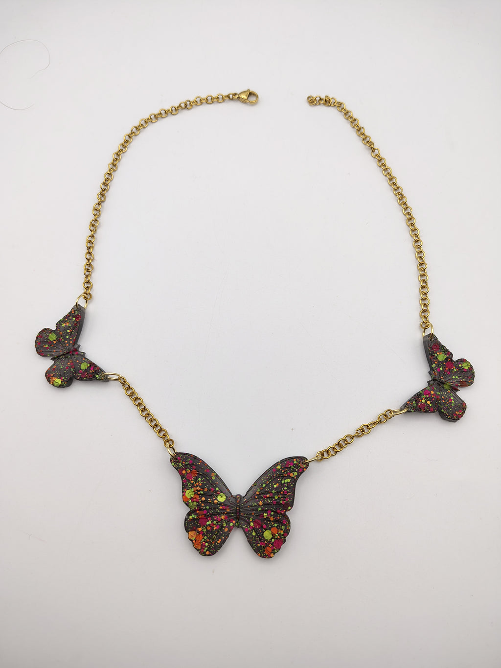 Collier Papillon en résine époxy fait main – Bijou féerique artisanal