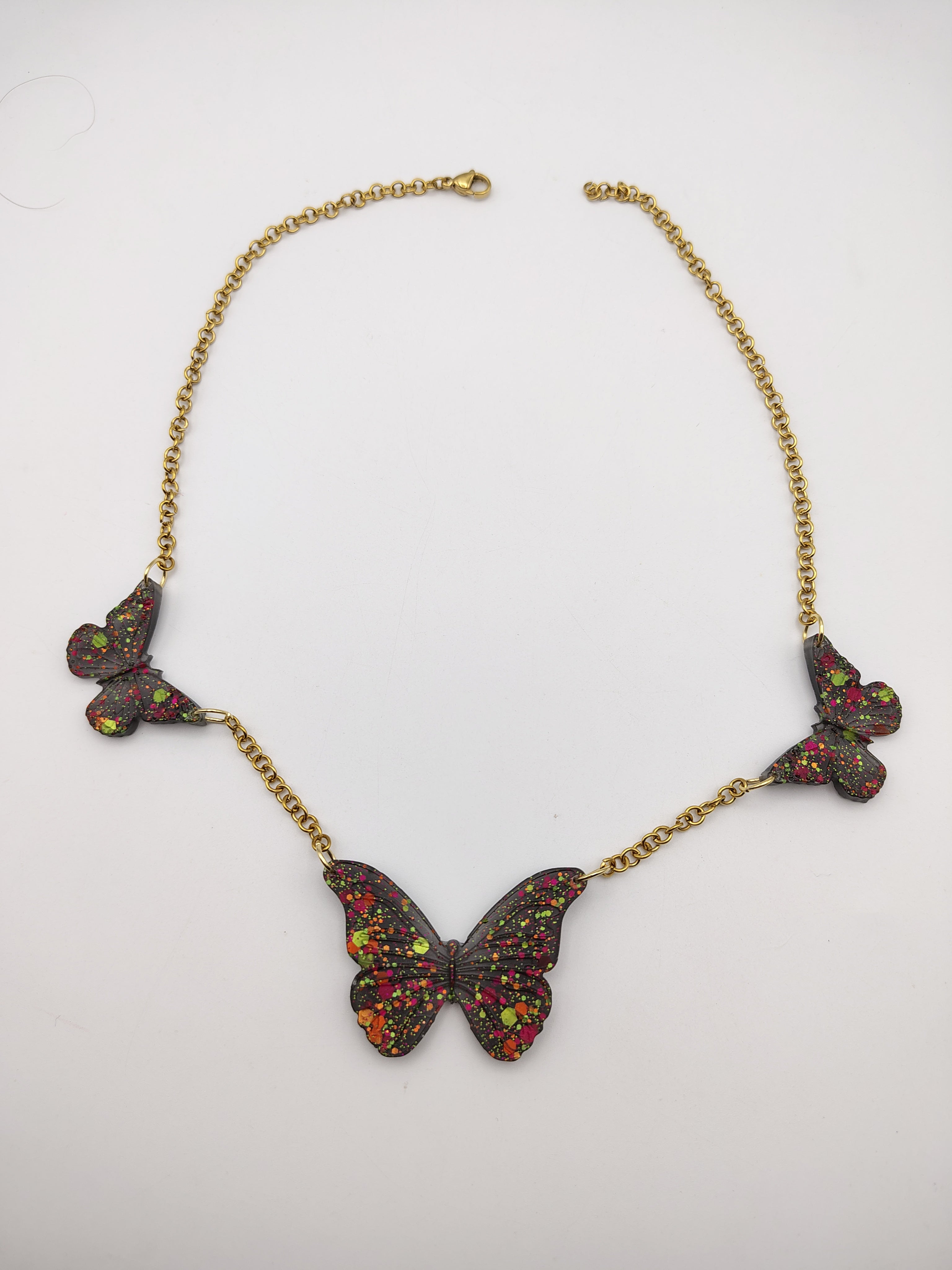 Collier Papillon en résine époxy fait main – Bijou féerique artisanal