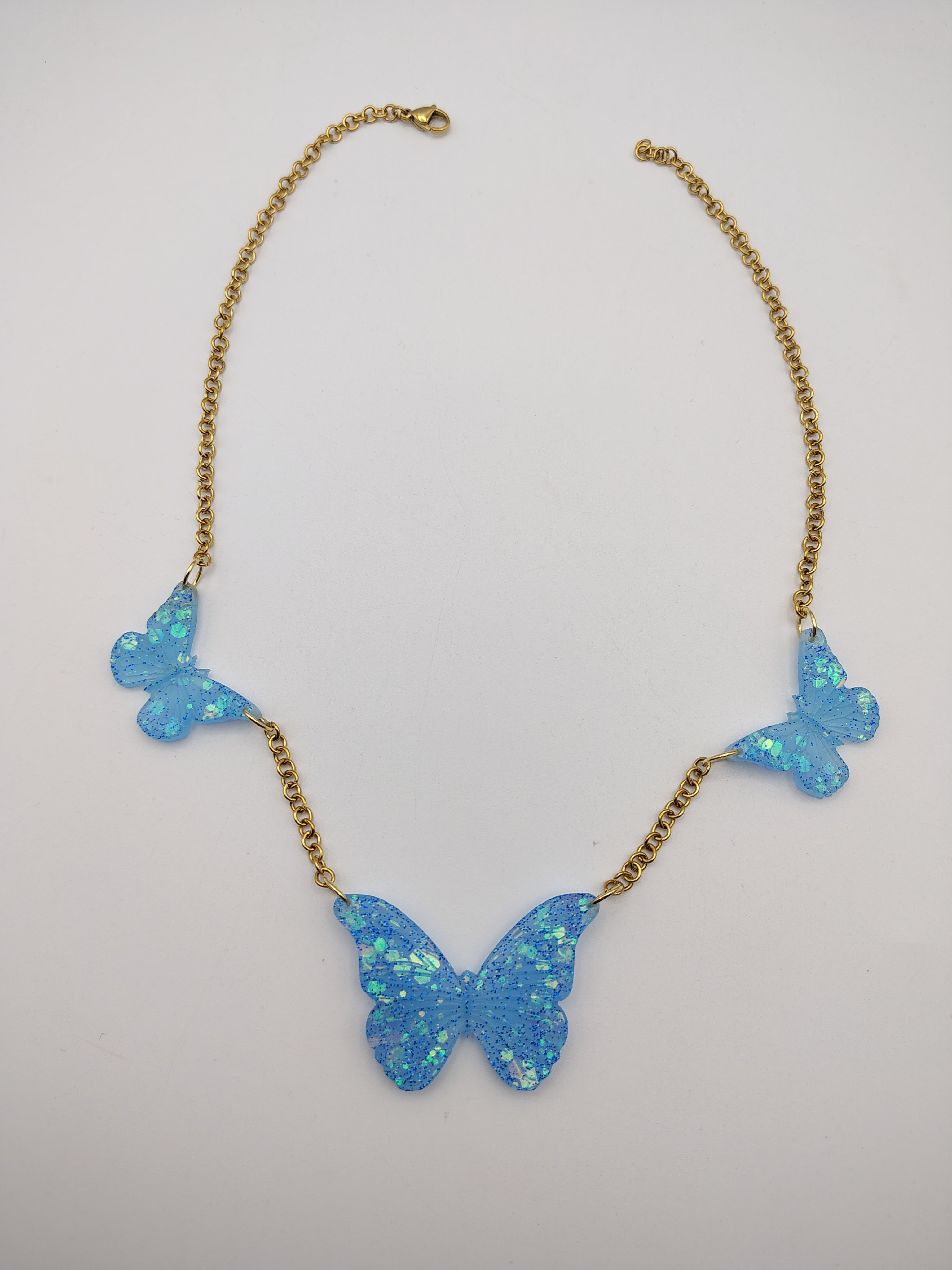 Collier Papillon en résine époxy fait main – Bijou féerique artisanal
