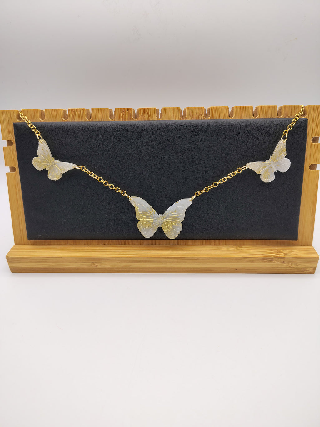 Collier Papillon en résine époxy fait main – Bijou féerique artisanal