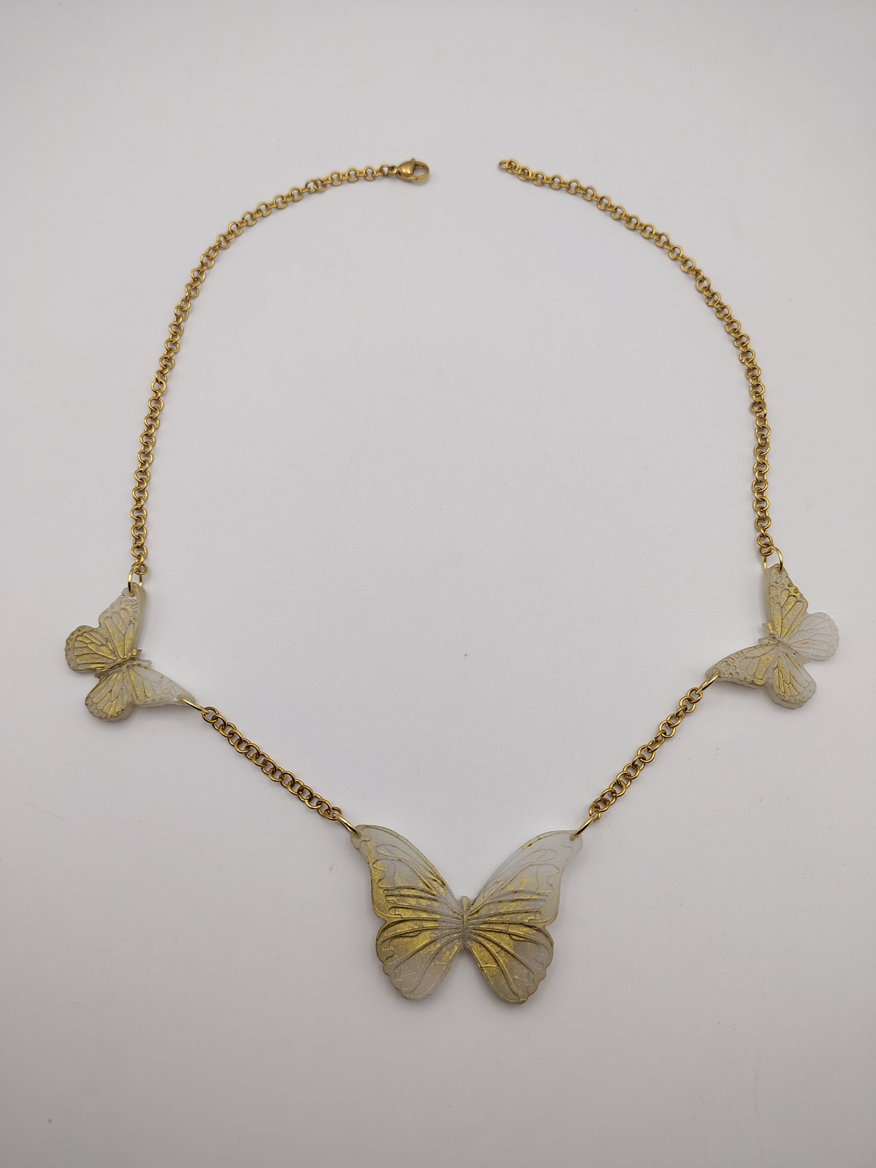 Collier Papillon en résine époxy fait main – Bijou féerique artisanal