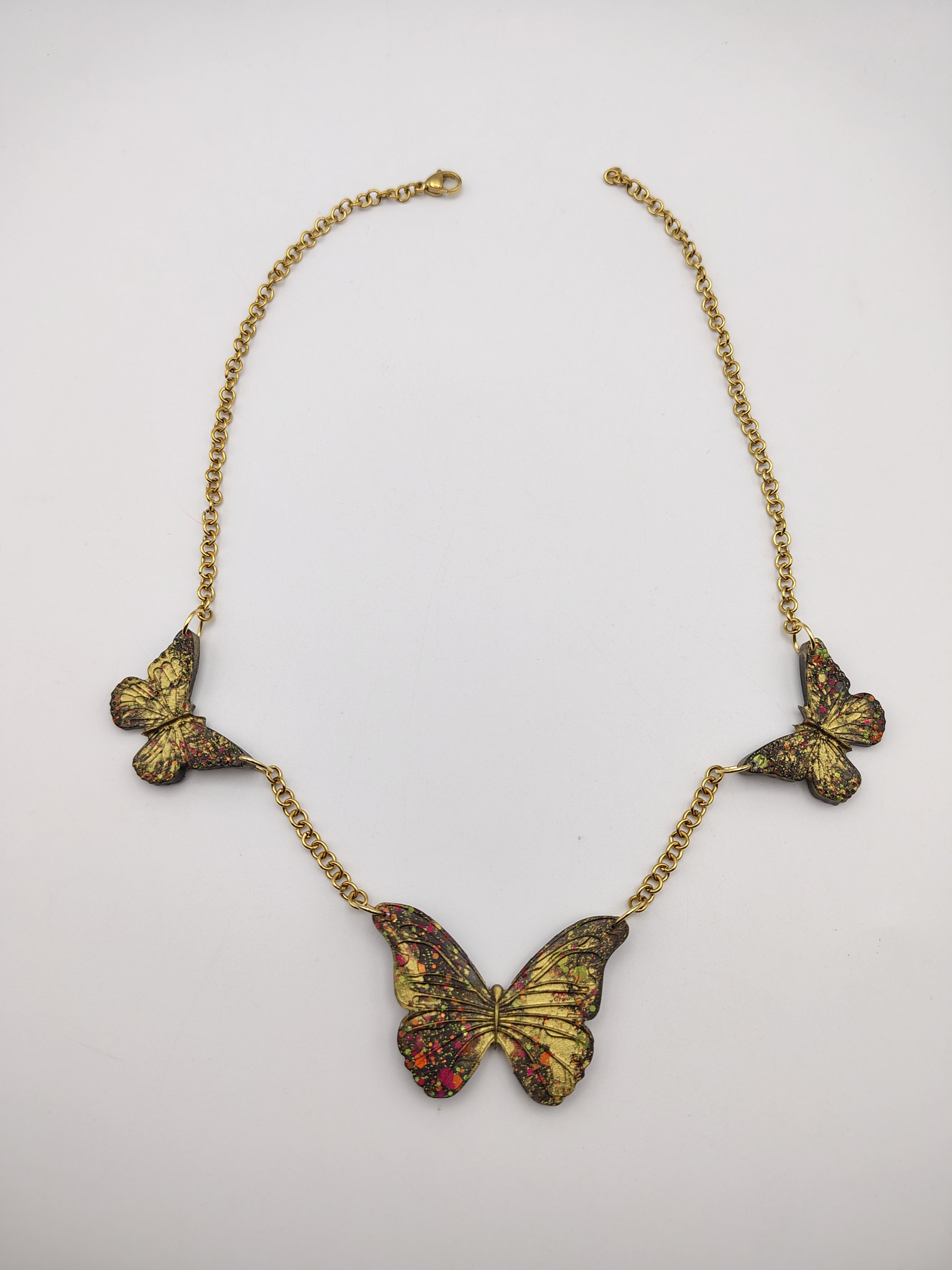 Collier Papillon en résine époxy fait main – Bijou féerique artisanal