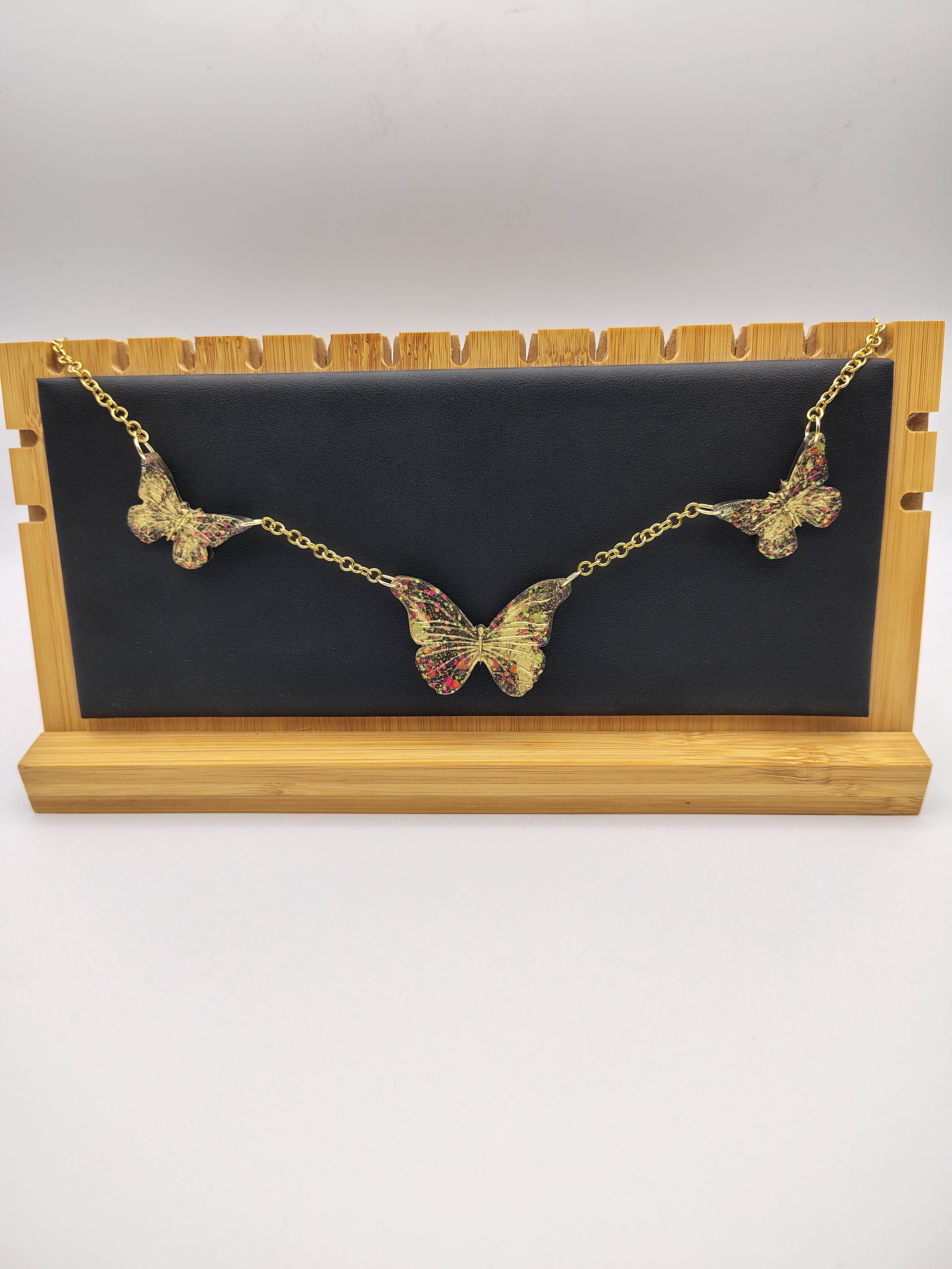 Collier Papillon en résine époxy fait main – Bijou féerique artisanal