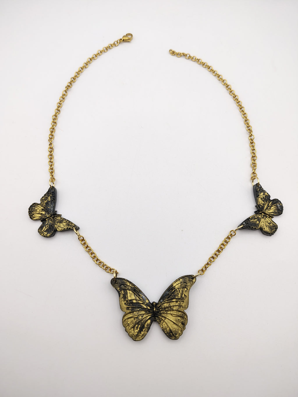 Collier Papillon en résine époxy fait main – Bijou féerique artisanal