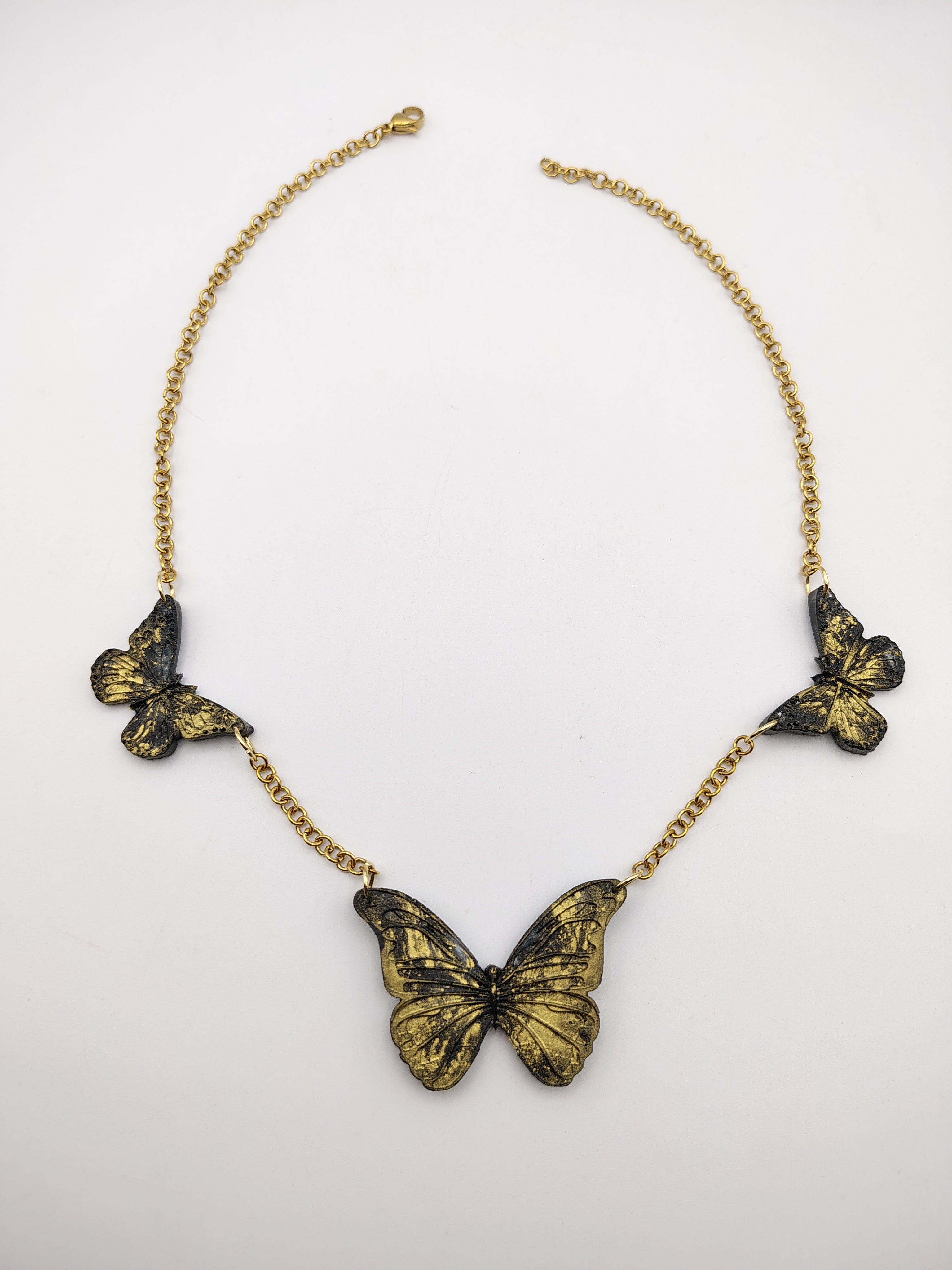 Collier Papillon en résine époxy fait main – Bijou féerique artisanal
