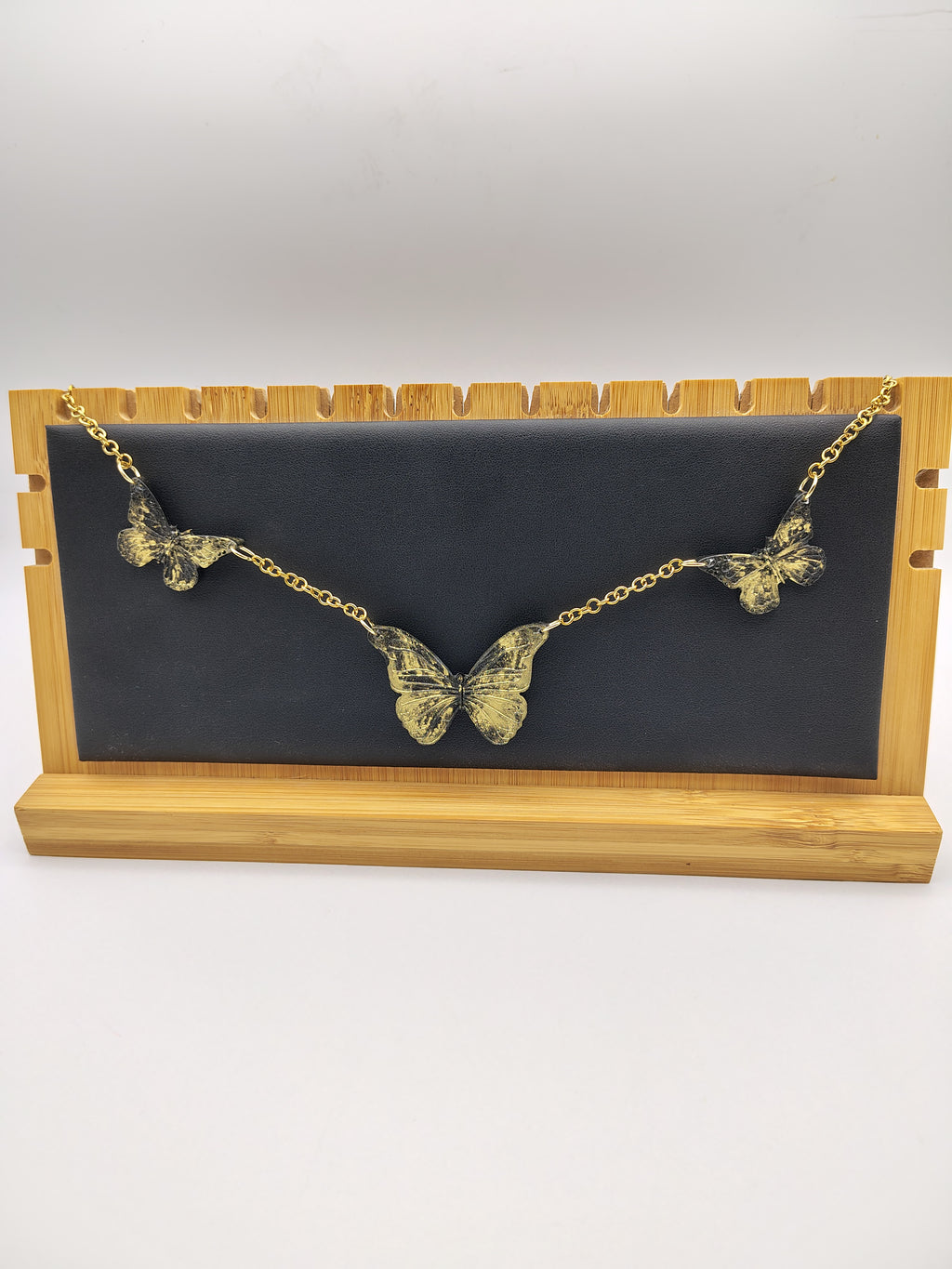 Collier Papillon en résine époxy fait main – Bijou féerique artisanal