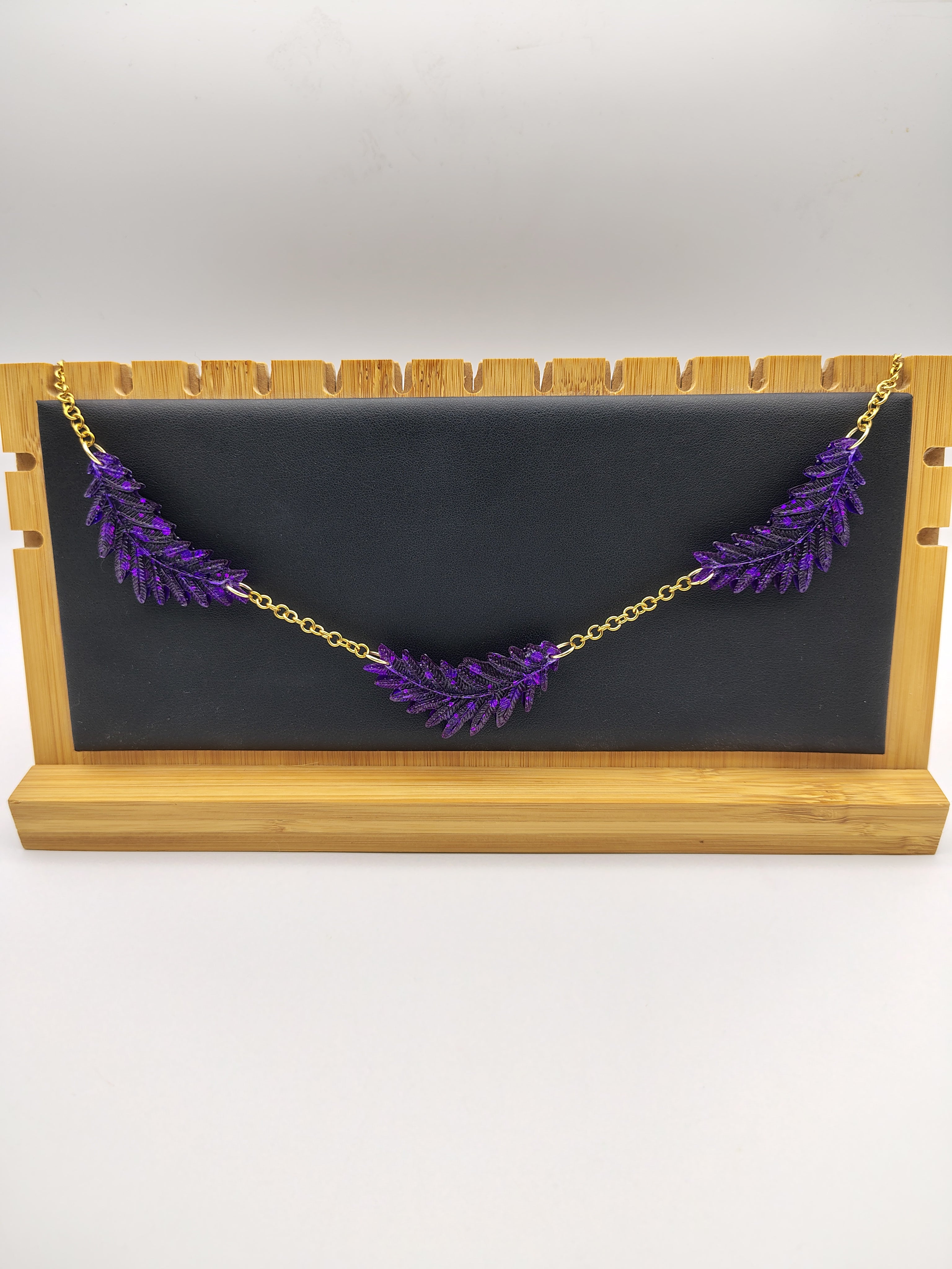 Collier Feuille en résine époxy fait main – Bijou nature artisanal