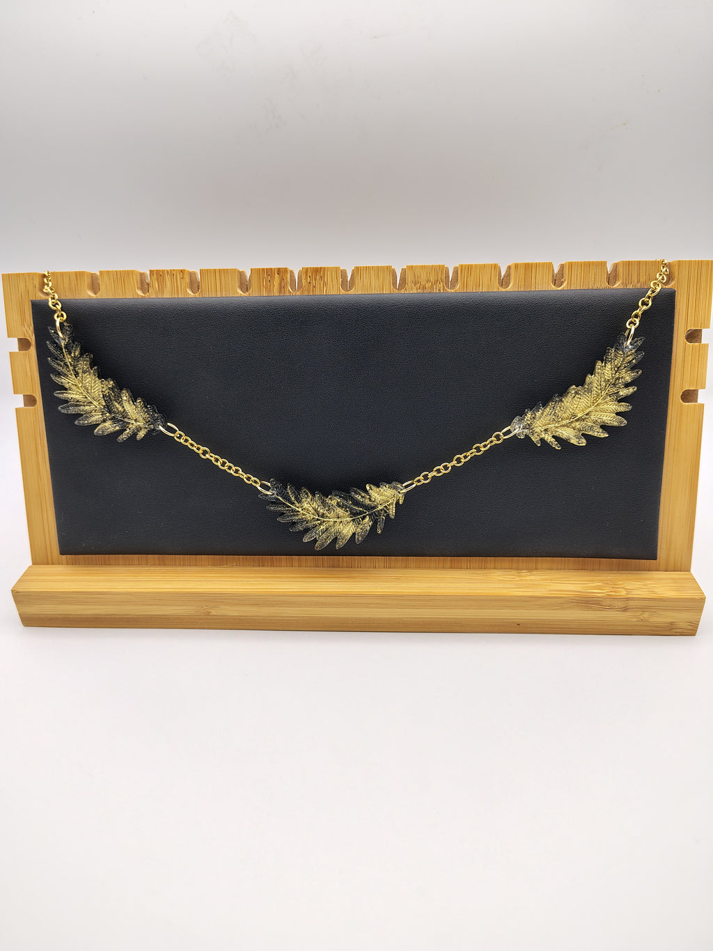 Collier Feuille en résine époxy fait main – Bijou nature artisanal