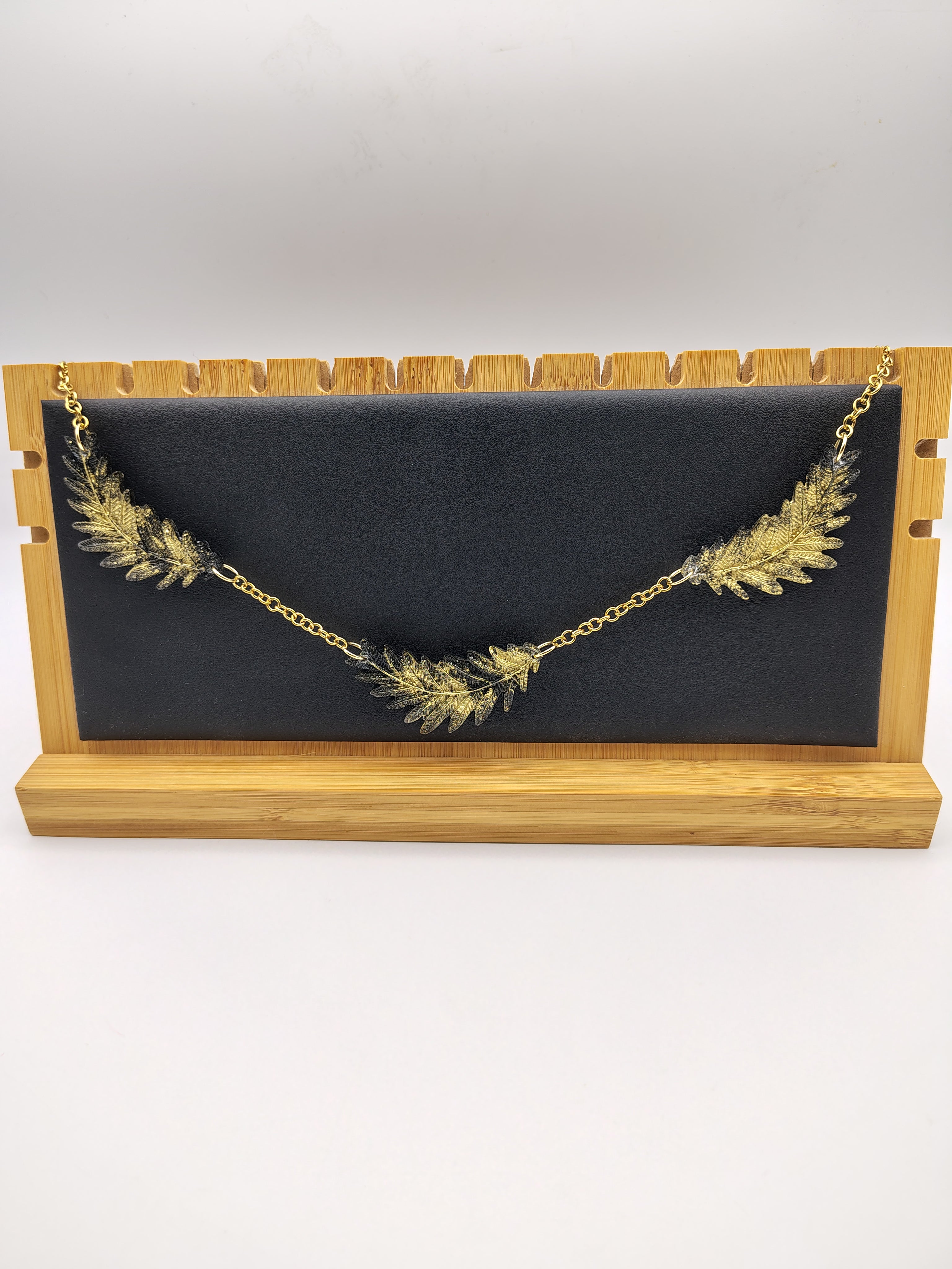 Collier Feuille en résine époxy fait main – Bijou nature artisanal